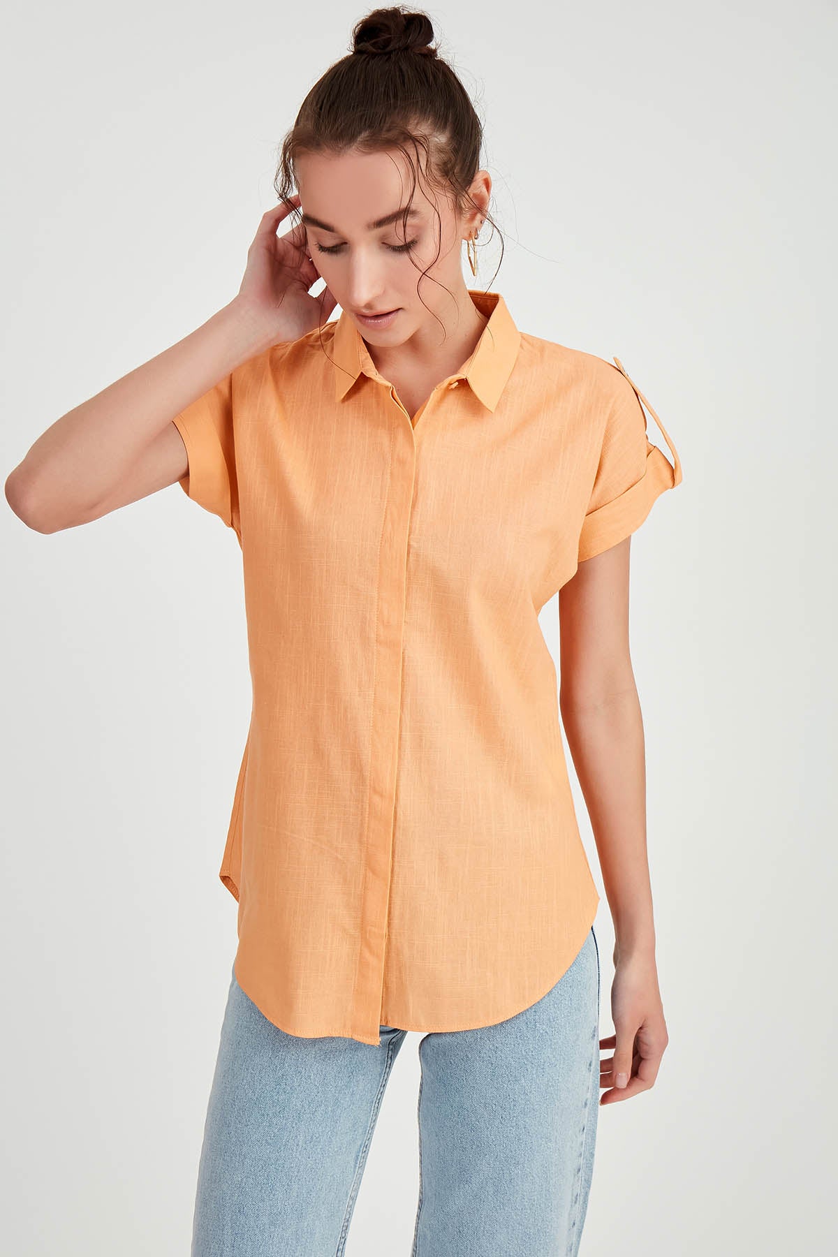 SLEEVE-DETAILED SHORT SLEEVE SHIRT