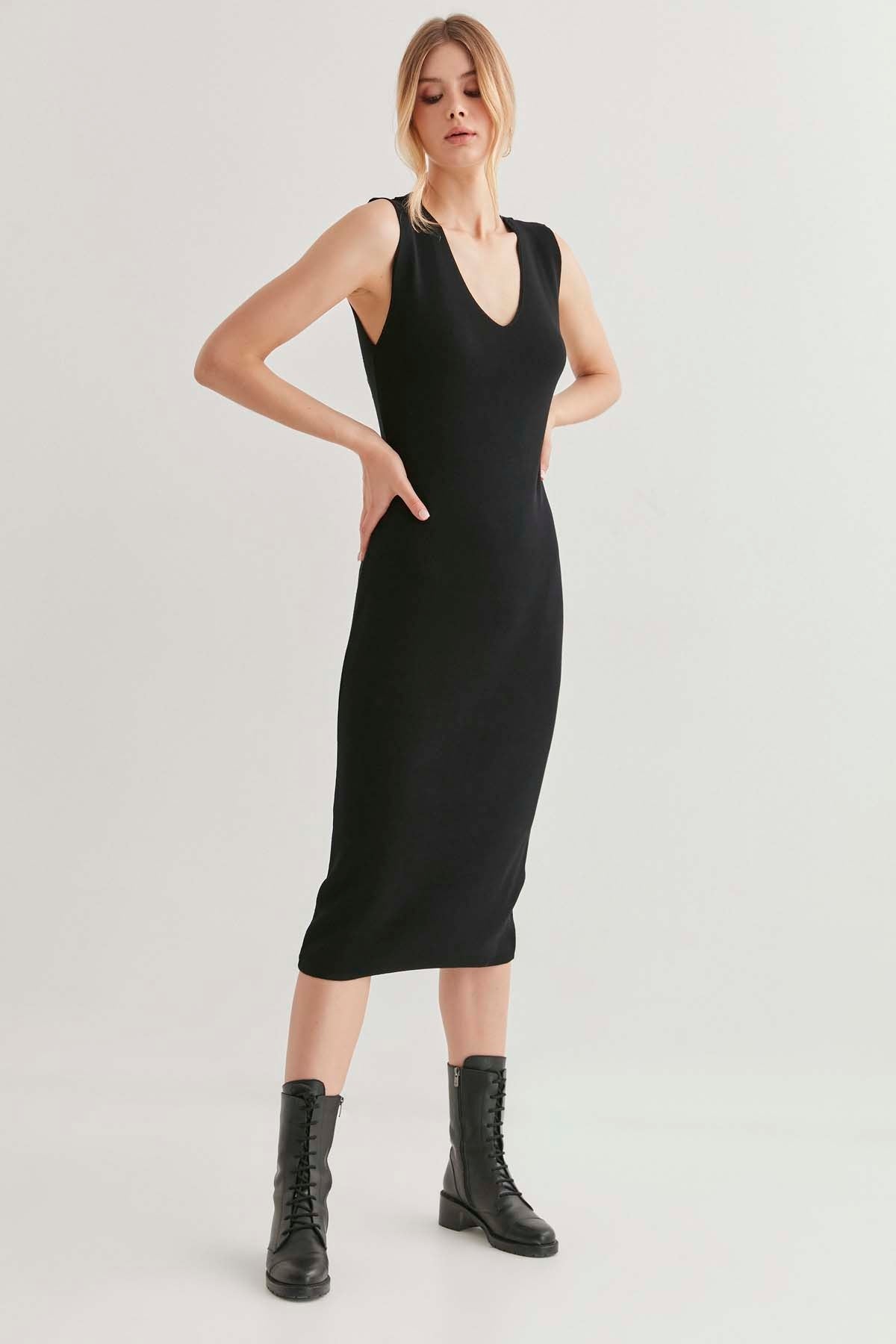 SLEEVELESS KNITTED DRESS