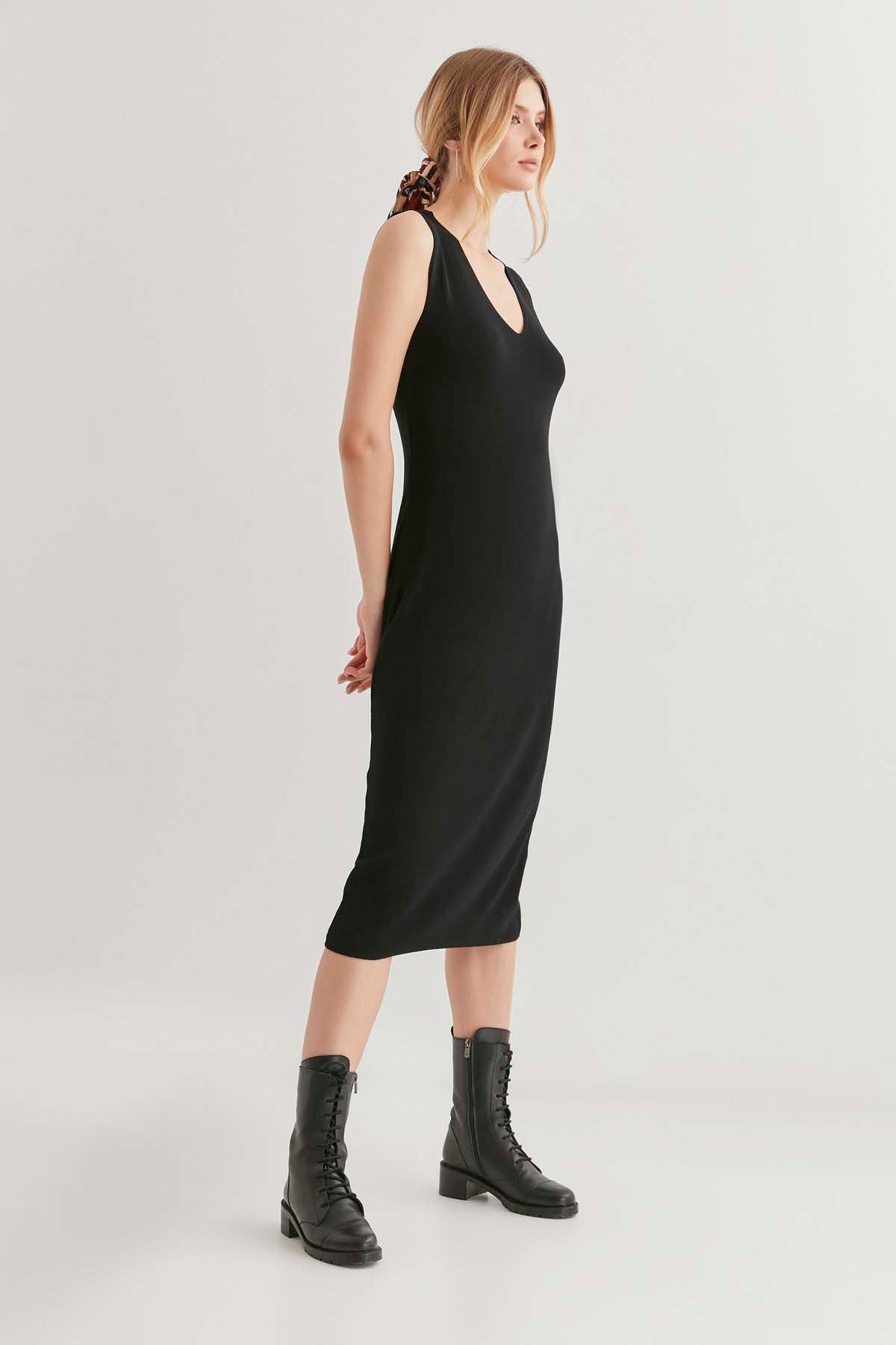 SLEEVELESS KNITTED DRESS