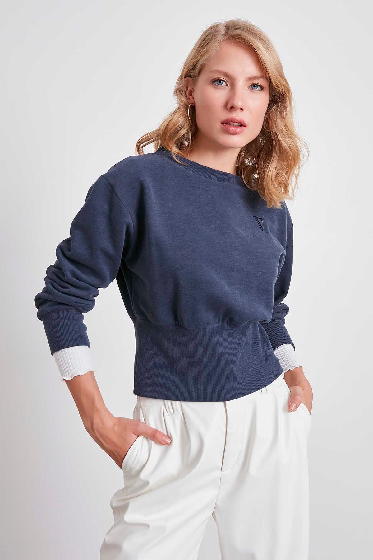 EMBROIDERY DETAILED RIBANESE CROP SWEATSHIRT