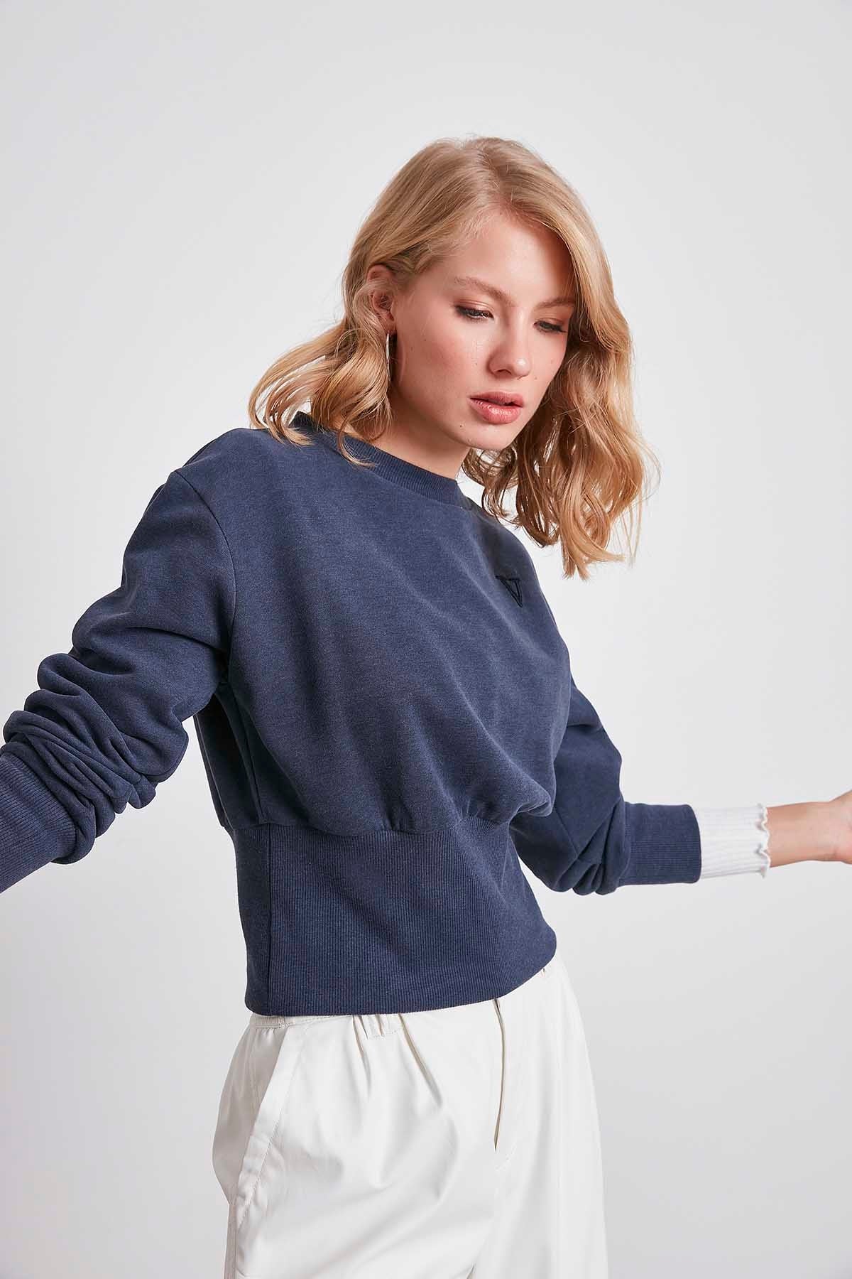EMBROIDERY DETAILED RIBANESE CROP SWEATSHIRT