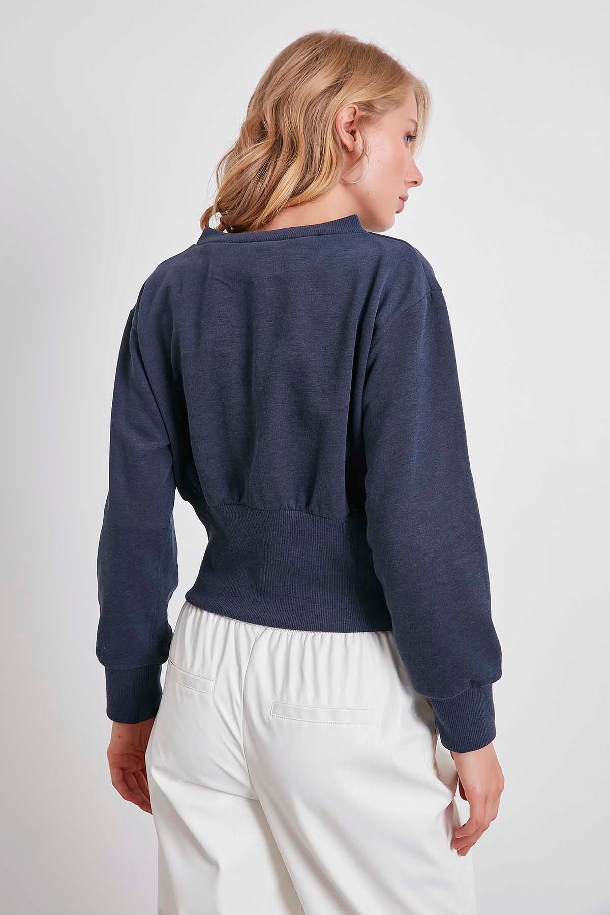 EMBROIDERY DETAILED RIBANESE CROP SWEATSHIRT