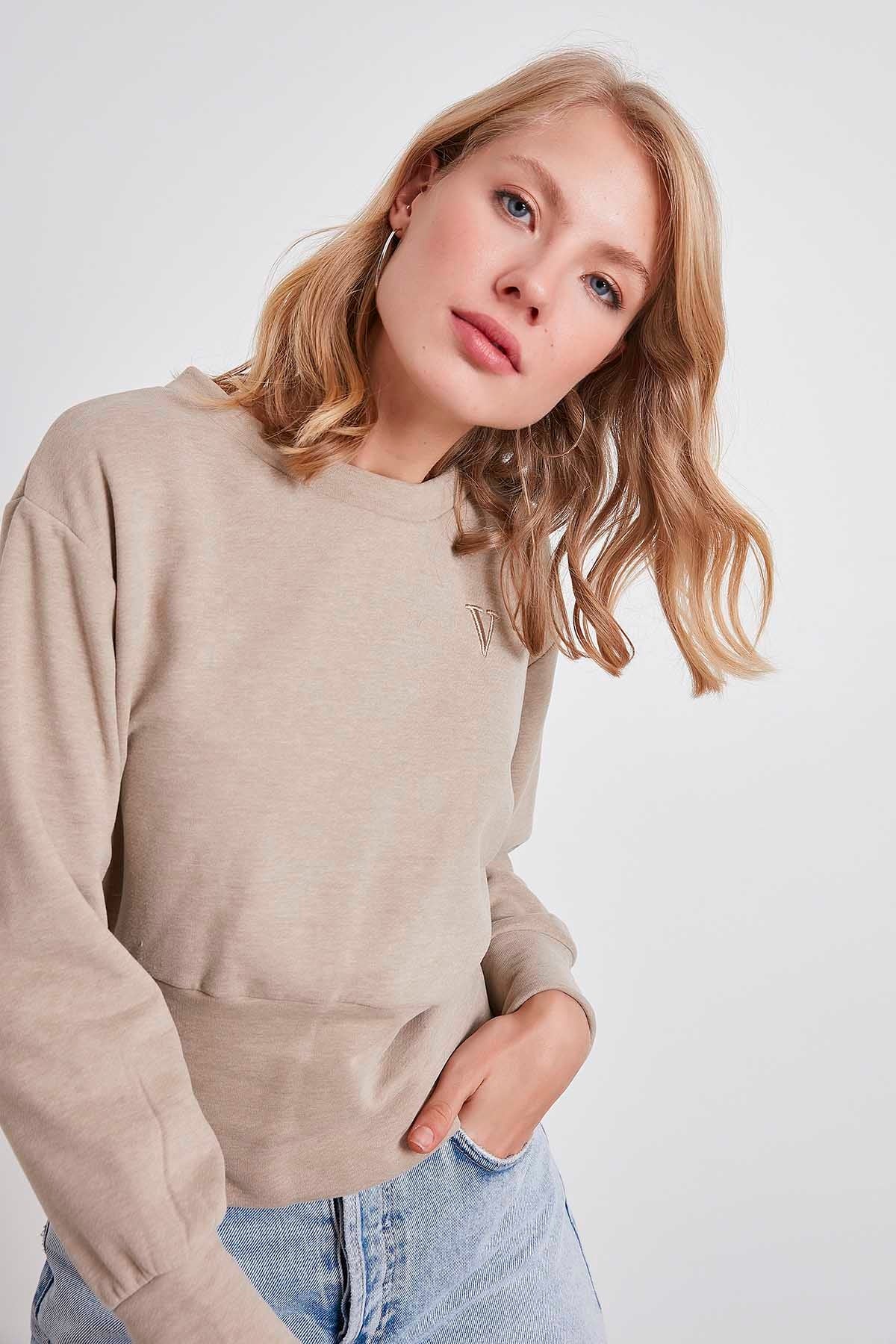 EMBROIDERY DETAILED RIBANESE CROP SWEATSHIRT