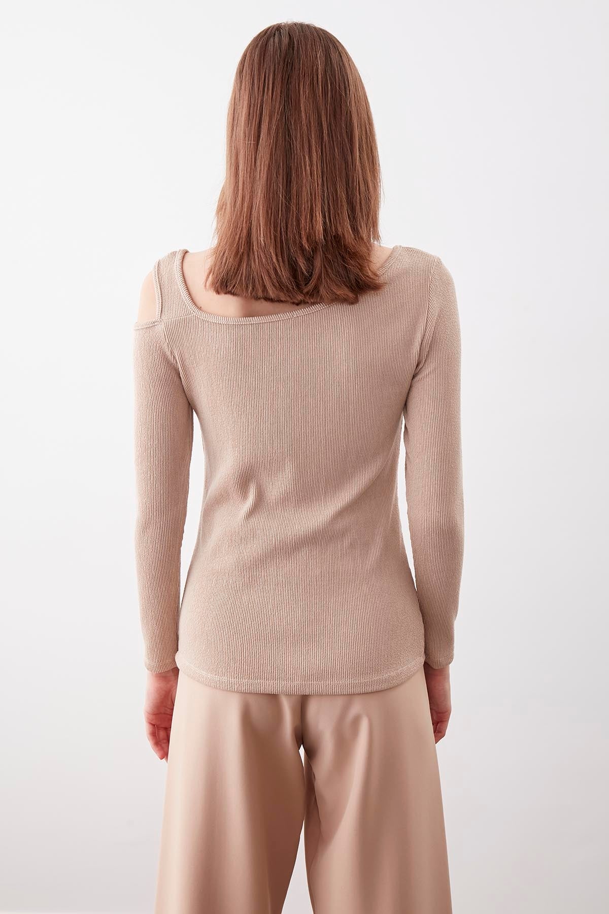 SHOULDER DETAILED WIDE COLLAR BLOUSE