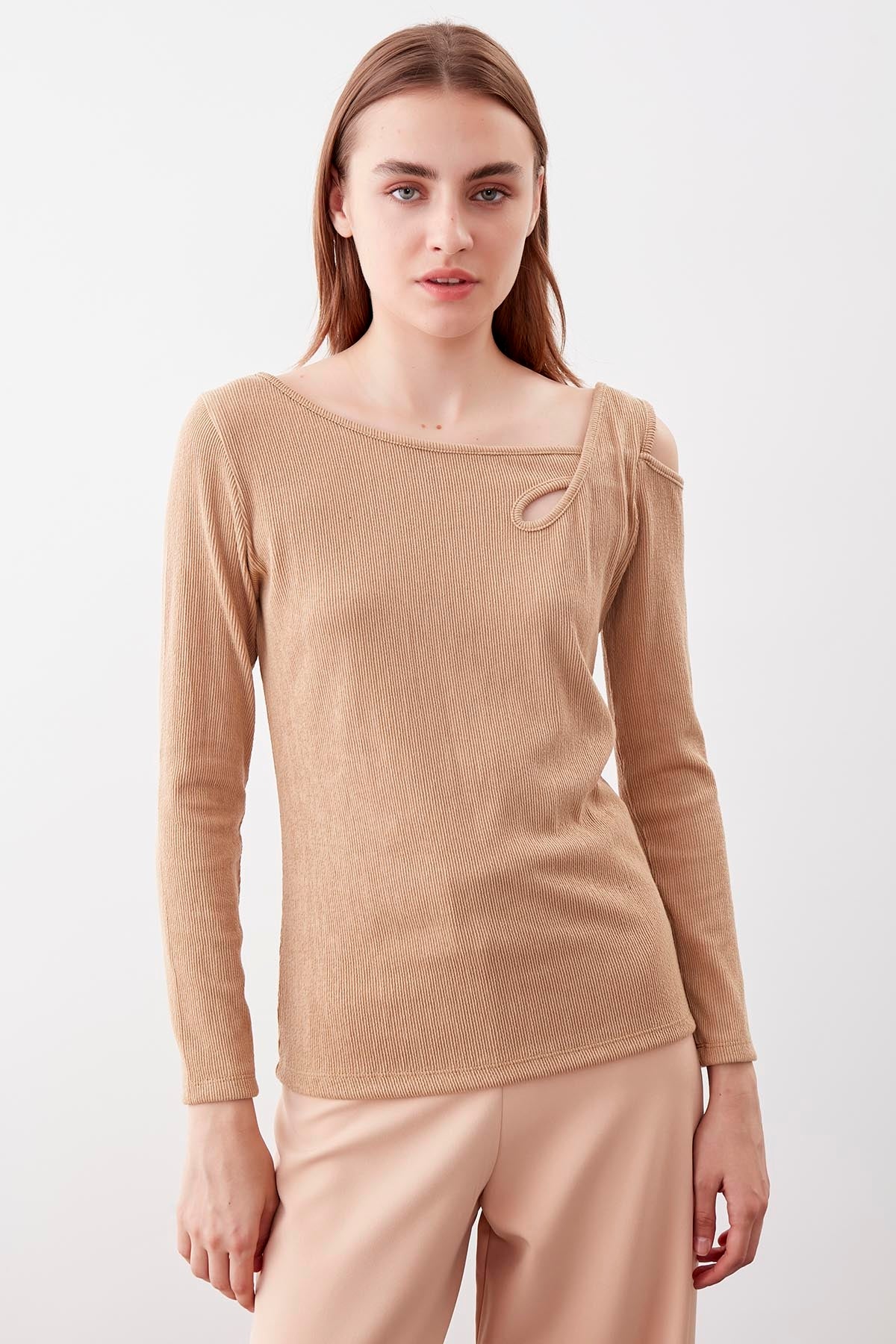 SHOULDER DETAILED WIDE COLLAR BLOUSE
