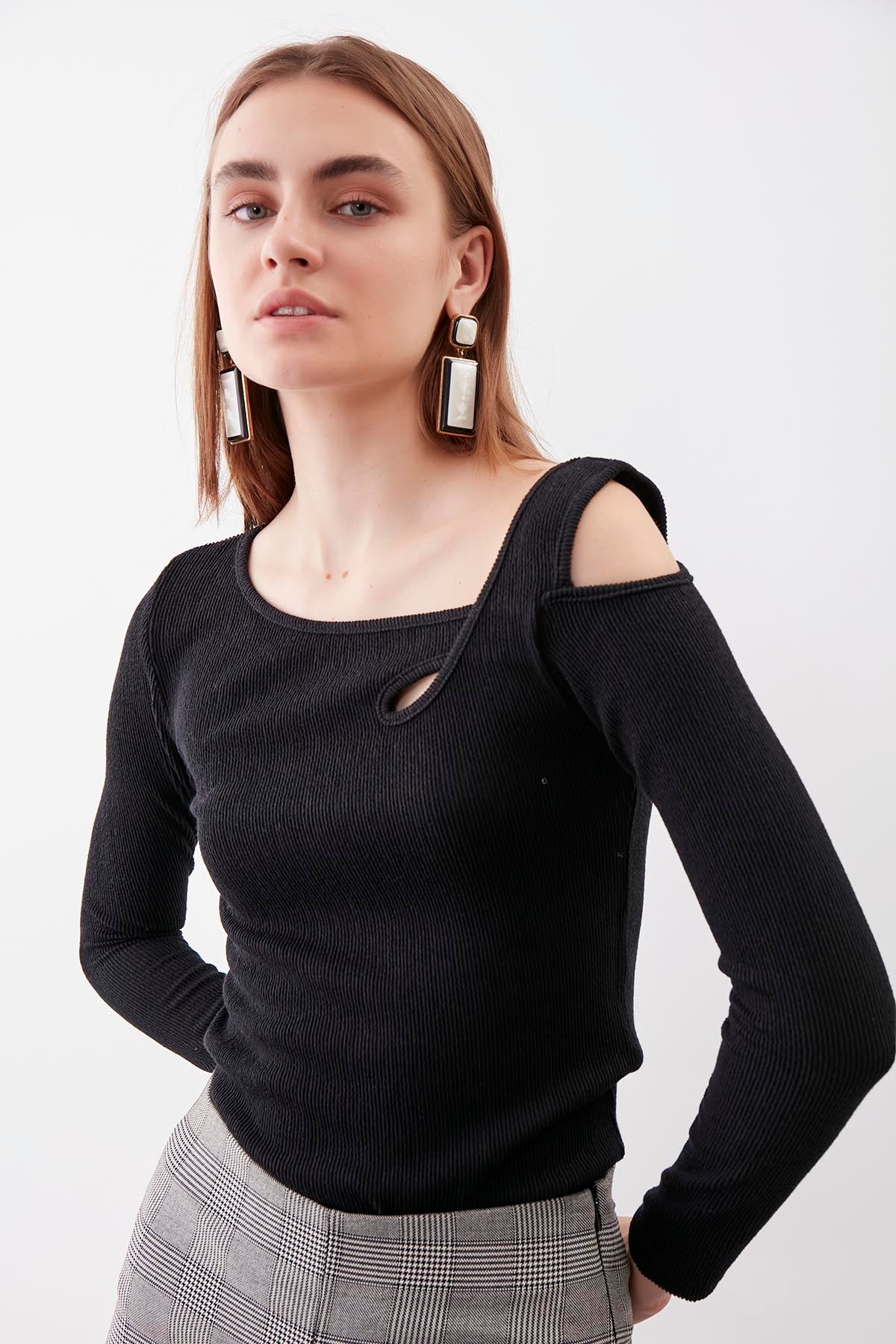 SHOULDER DETAILED WIDE COLLAR BLOUSE