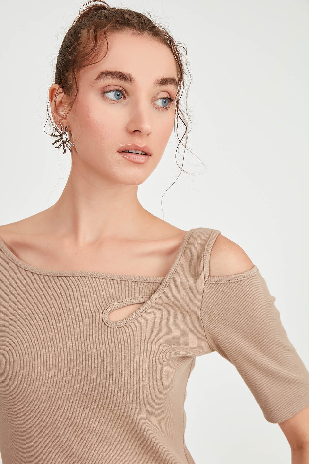 LONG KNITTED DRESS WITH SHOULDER