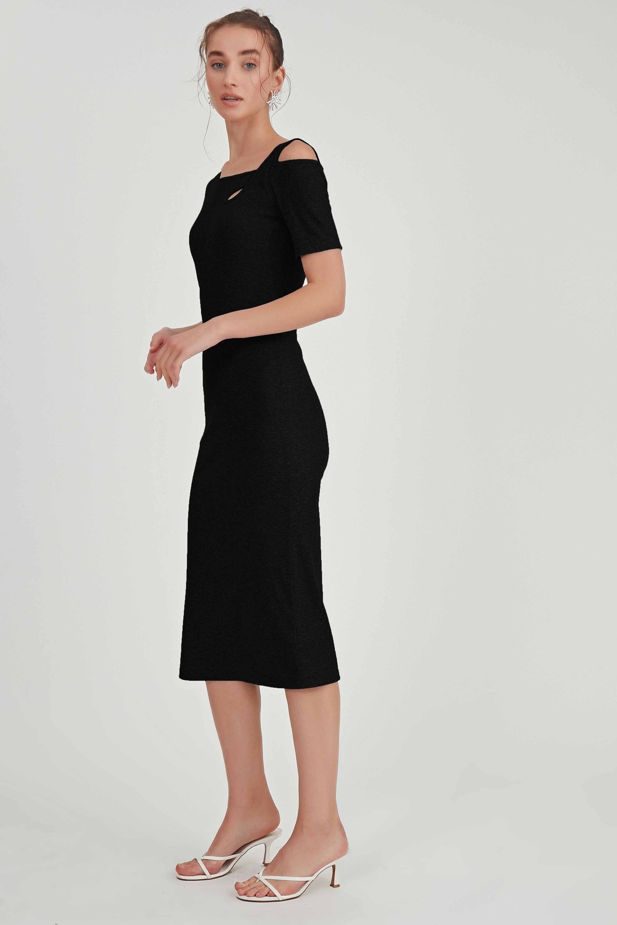 LONG KNITTED DRESS WITH SHOULDER