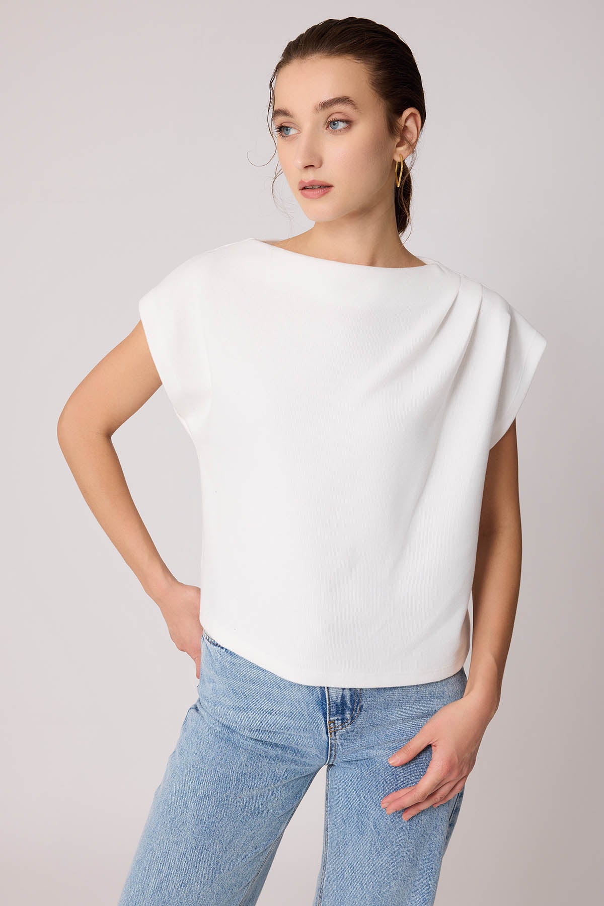 SHORT SLEEVE WITH SHOULDER CURVES KNITTED BLOUSE