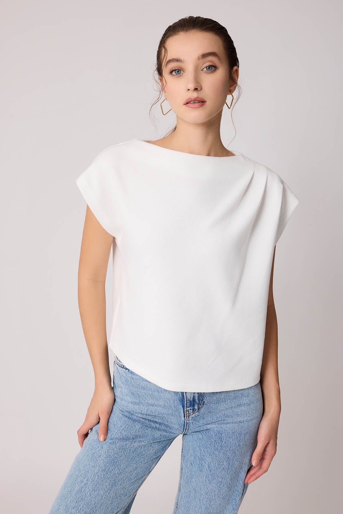 SHORT SLEEVE WITH SHOULDER CURVES KNITTED BLOUSE