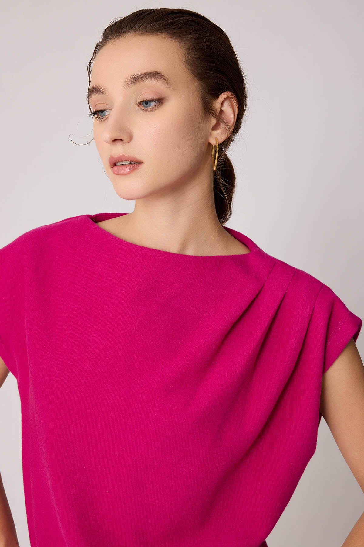 SHORT SLEEVE WITH SHOULDER CURVES KNITTED BLOUSE