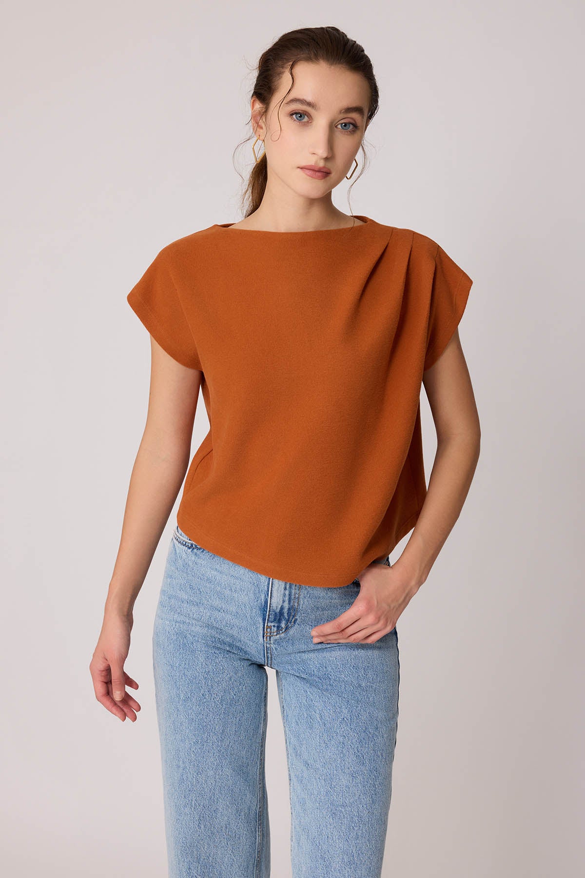 SHORT SLEEVE WITH SHOULDER CURVES KNITTED BLOUSE