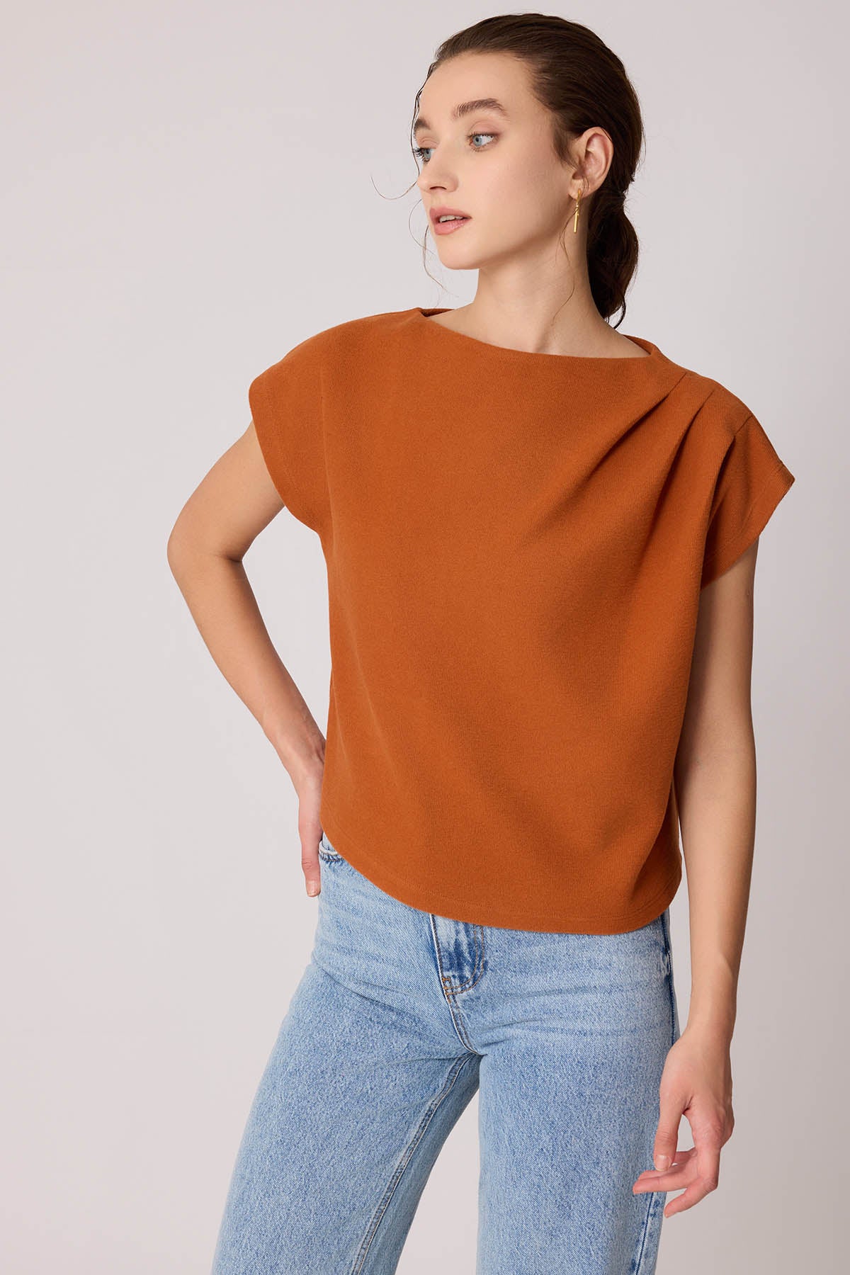 SHORT SLEEVE WITH SHOULDER CURVES KNITTED BLOUSE