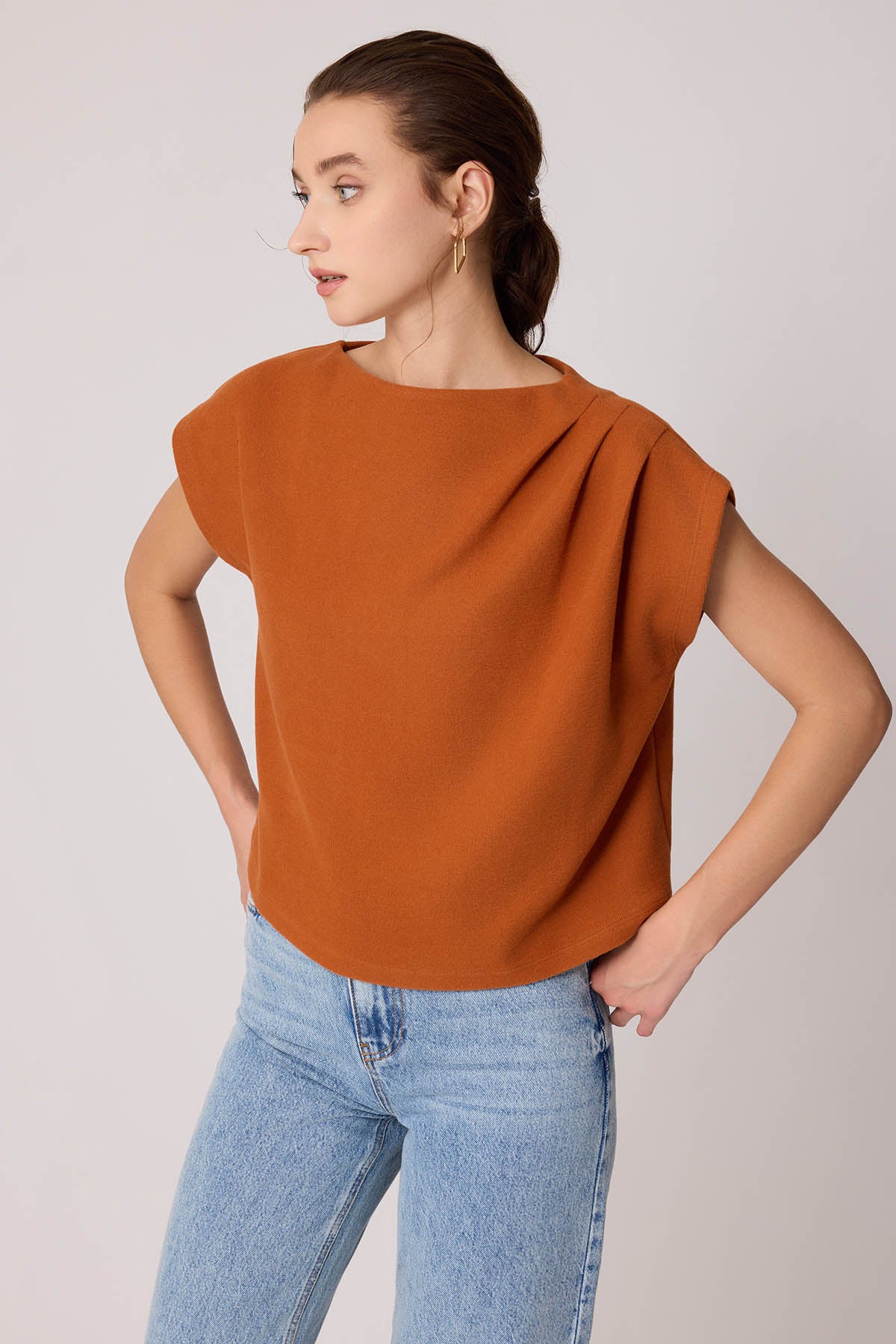 SHORT SLEEVE WITH SHOULDER CURVES KNITTED BLOUSE