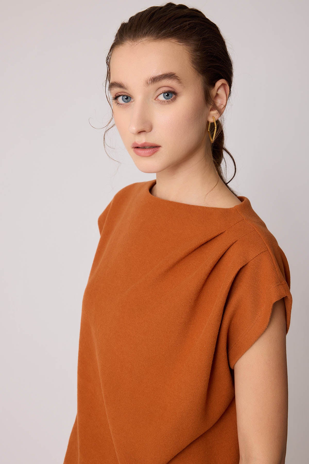 SHORT SLEEVE WITH SHOULDER CURVES KNITTED BLOUSE