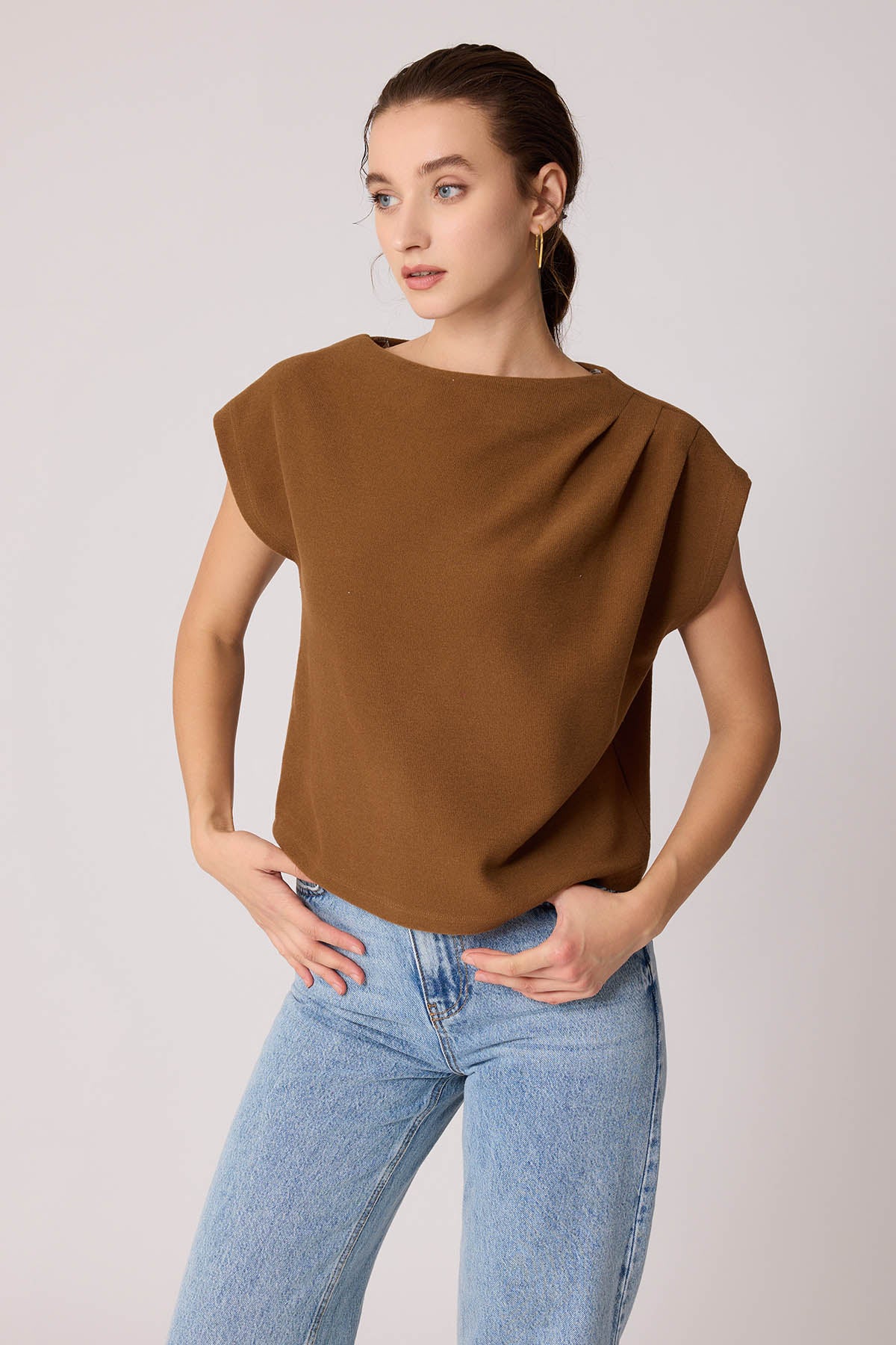 SHORT SLEEVE WITH SHOULDER CURVES KNITTED BLOUSE