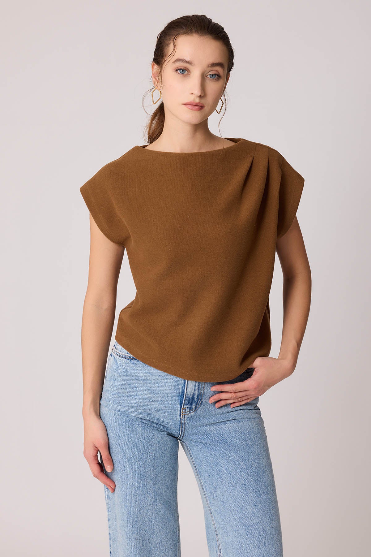 SHORT SLEEVE WITH SHOULDER CURVES KNITTED BLOUSE