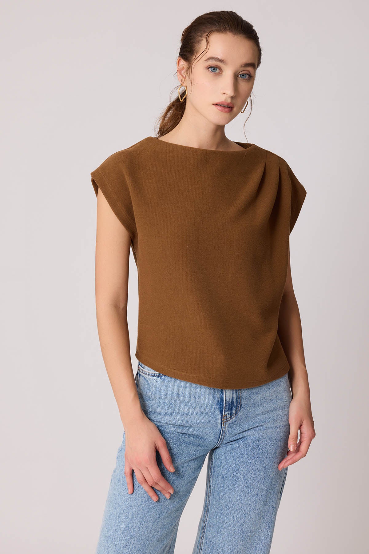 SHORT SLEEVE WITH SHOULDER CURVES KNITTED BLOUSE
