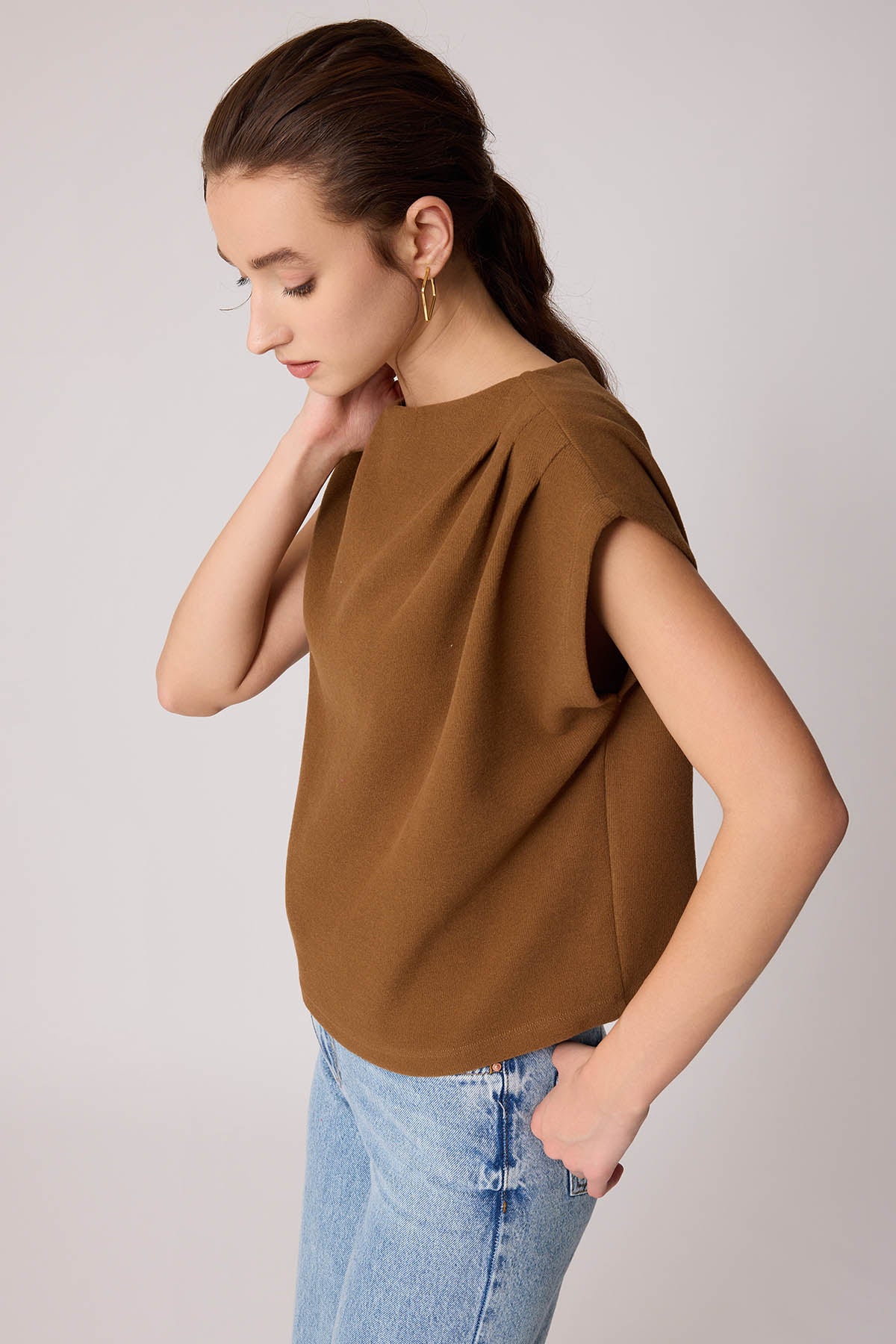 SHORT SLEEVE WITH SHOULDER CURVES KNITTED BLOUSE