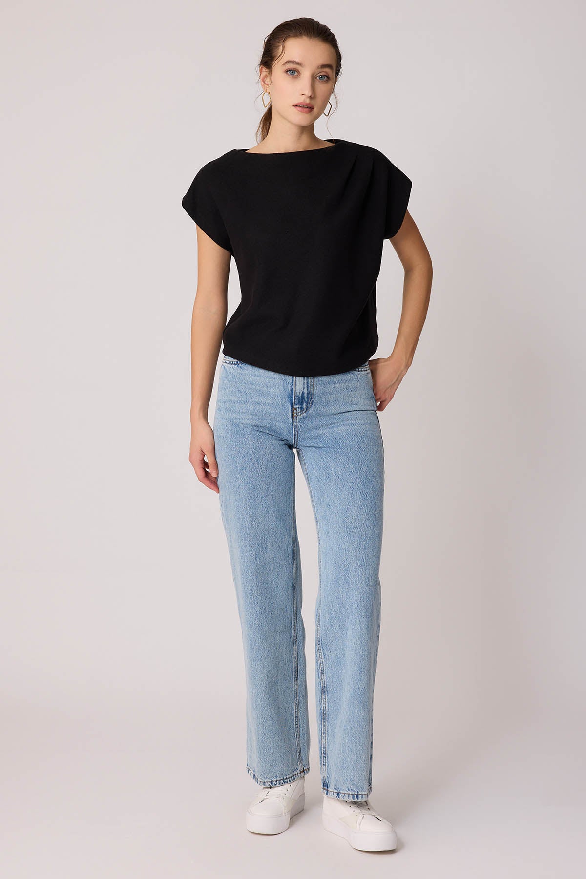 SHORT SLEEVE WITH SHOULDER CURVES KNITTED BLOUSE