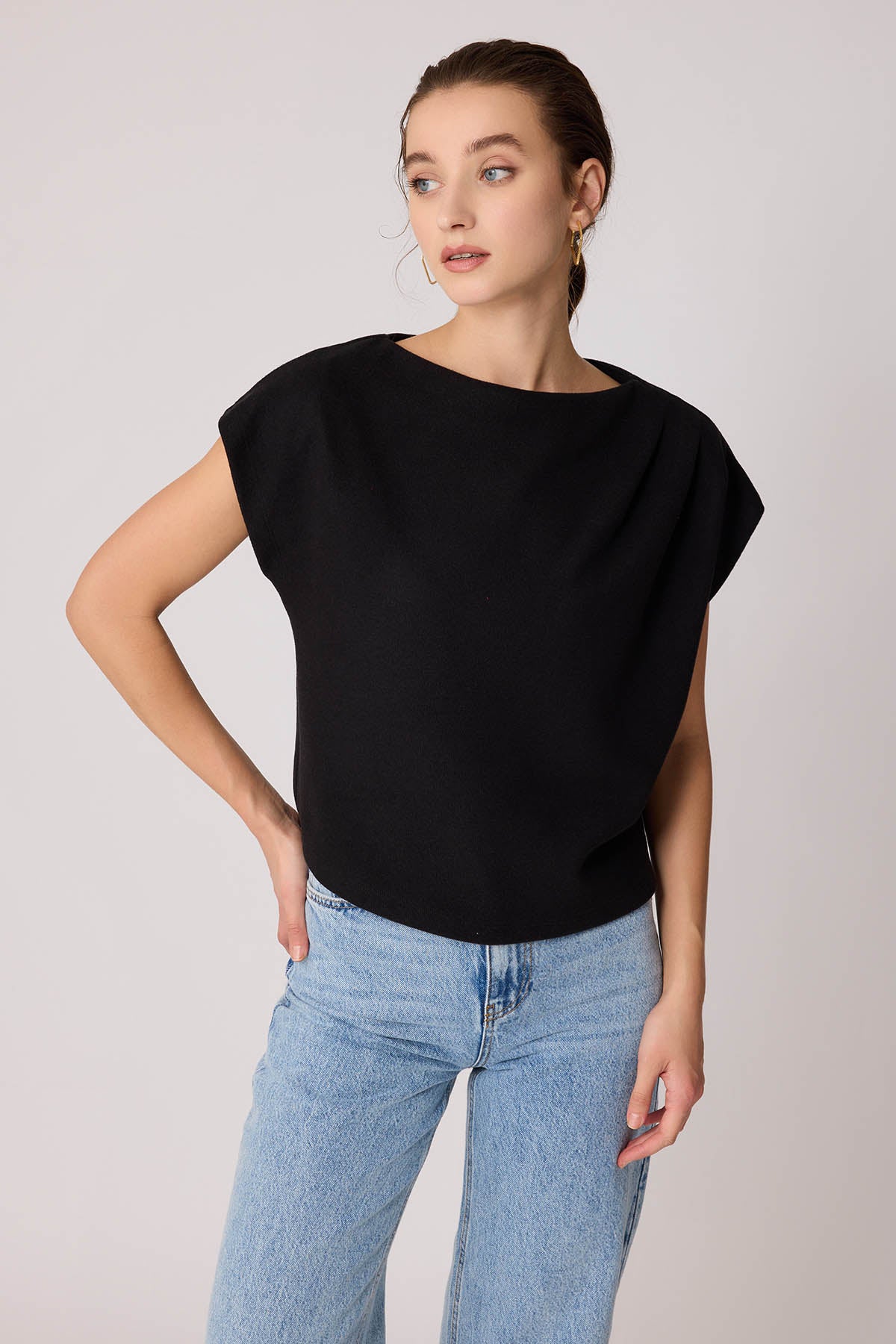 SHORT SLEEVE WITH SHOULDER CURVES KNITTED BLOUSE
