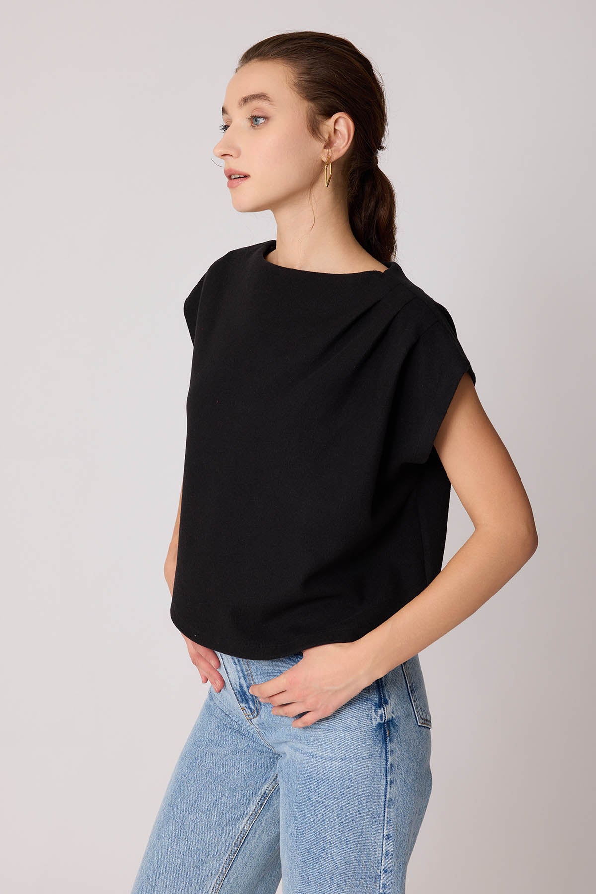 SHORT SLEEVE WITH SHOULDER CURVES KNITTED BLOUSE