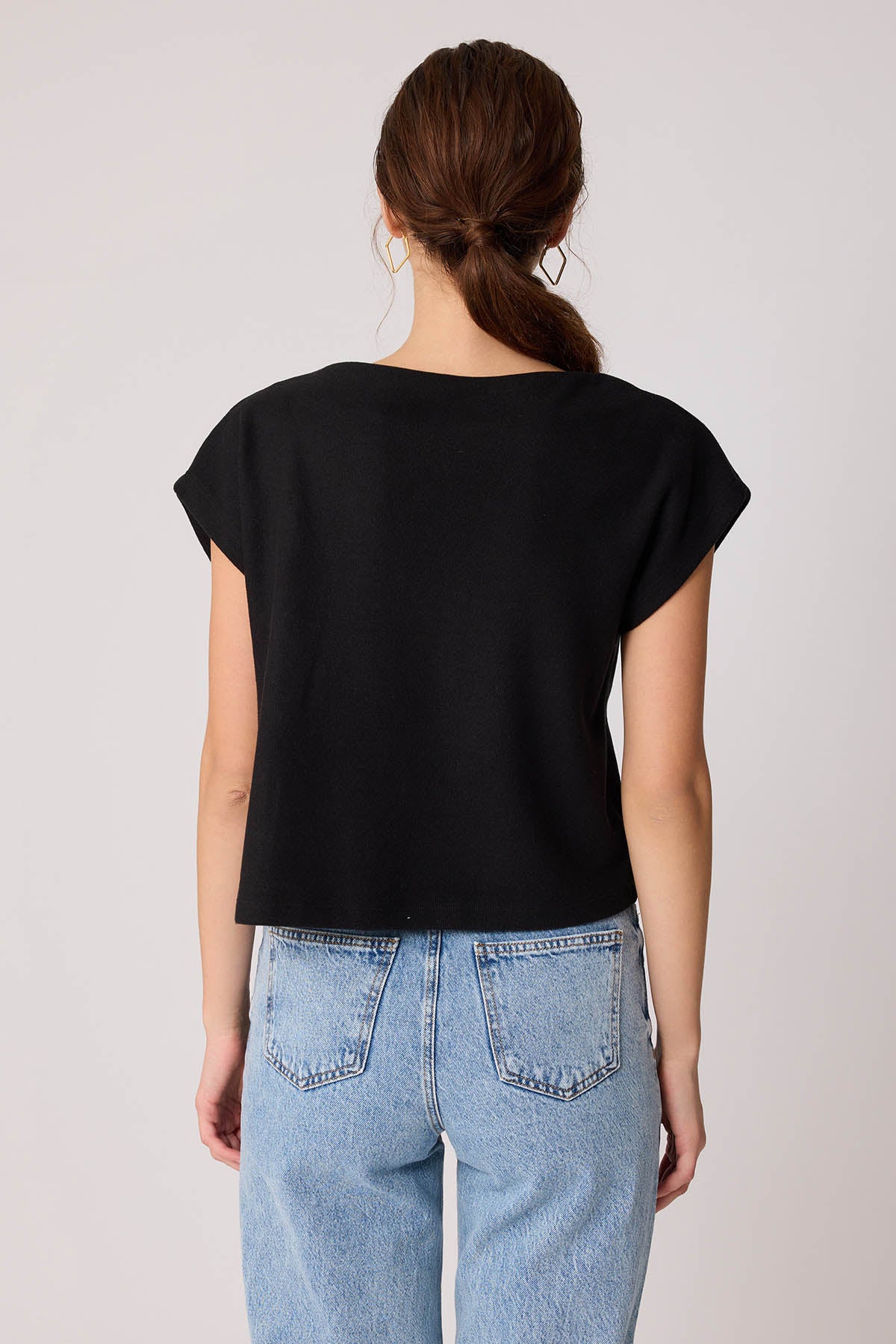 SHORT SLEEVE WITH SHOULDER CURVES KNITTED BLOUSE