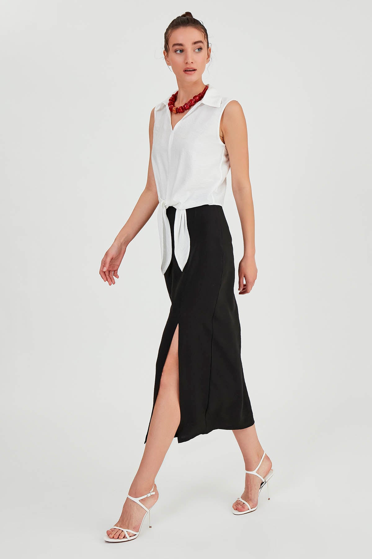 SLEEVELESS BLOUSE