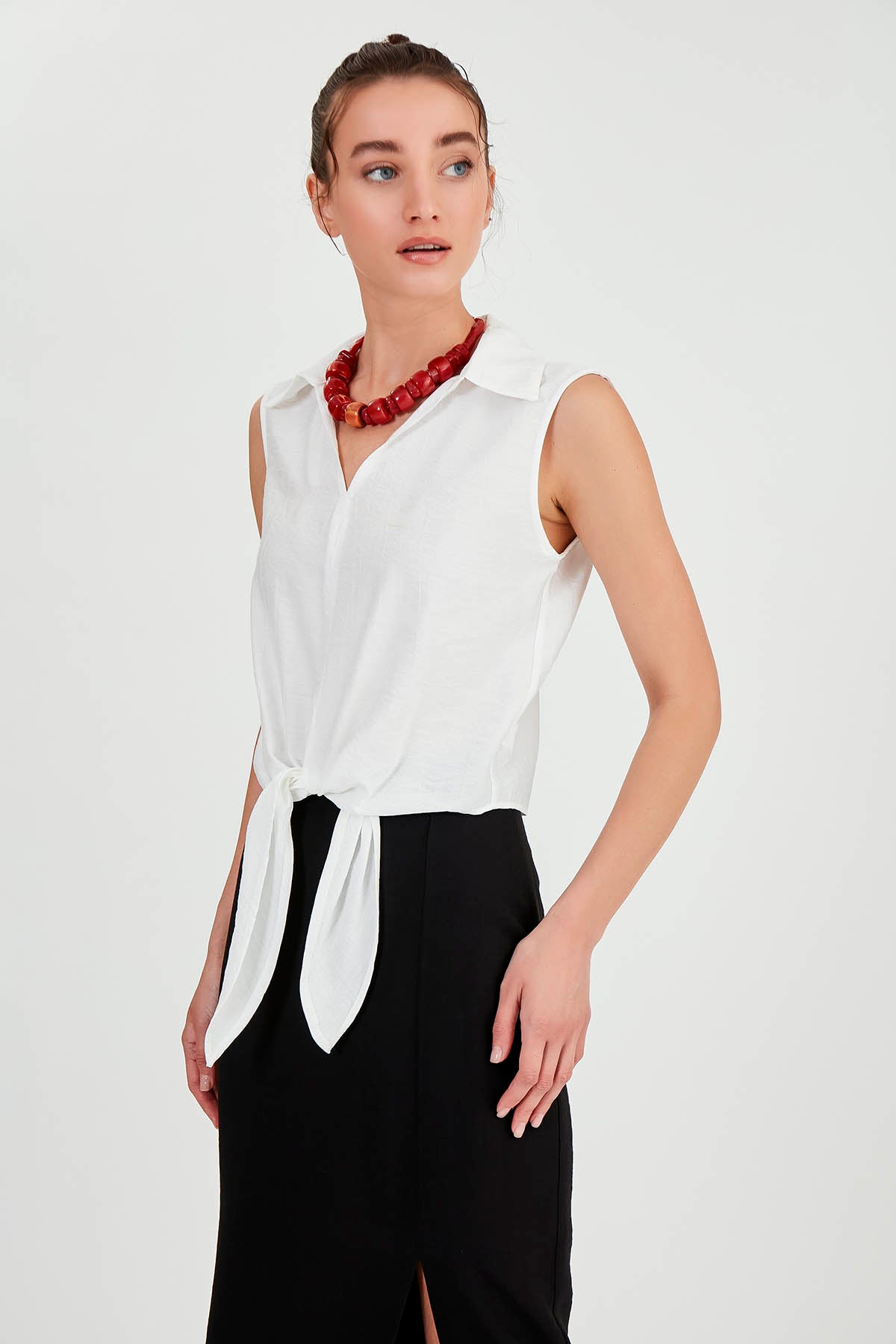 SLEEVELESS BLOUSE