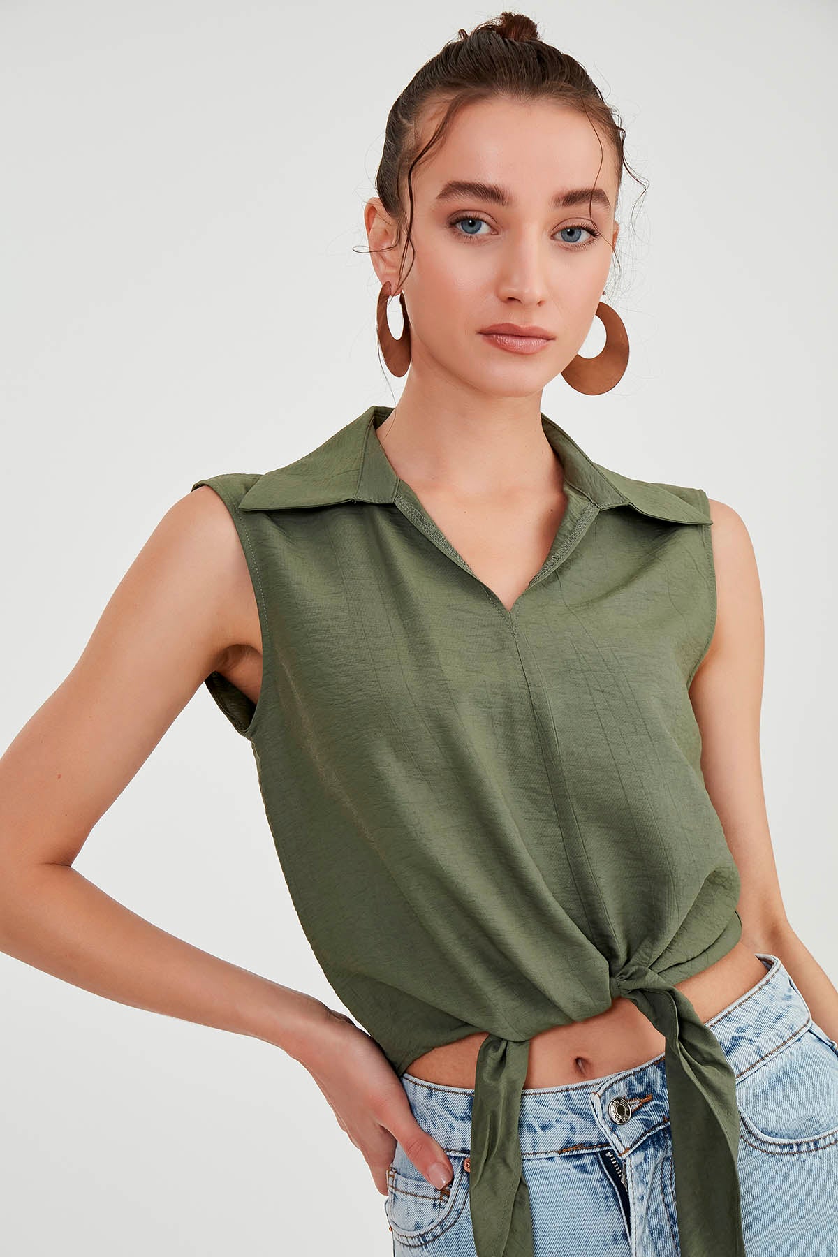 SLEEVELESS BLOUSE