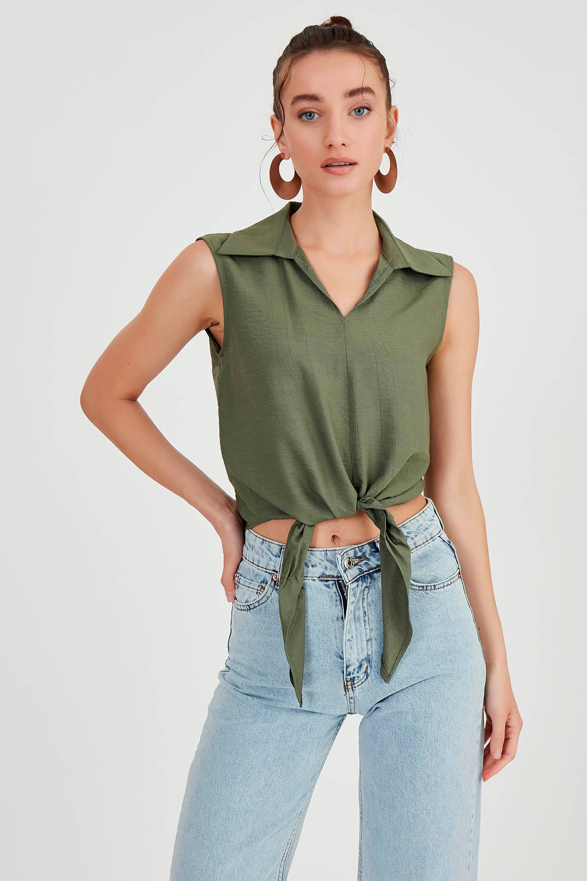 SLEEVELESS BLOUSE