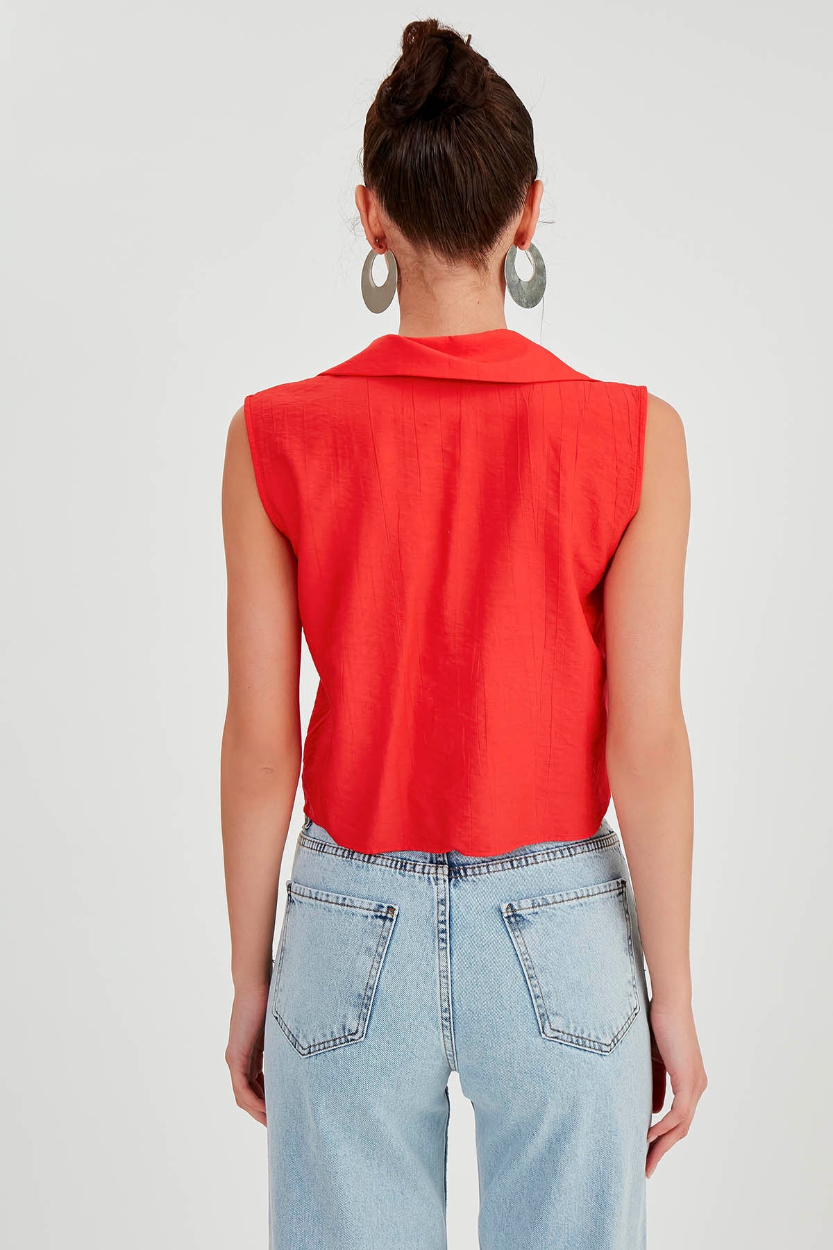 SLEEVELESS BLOUSE