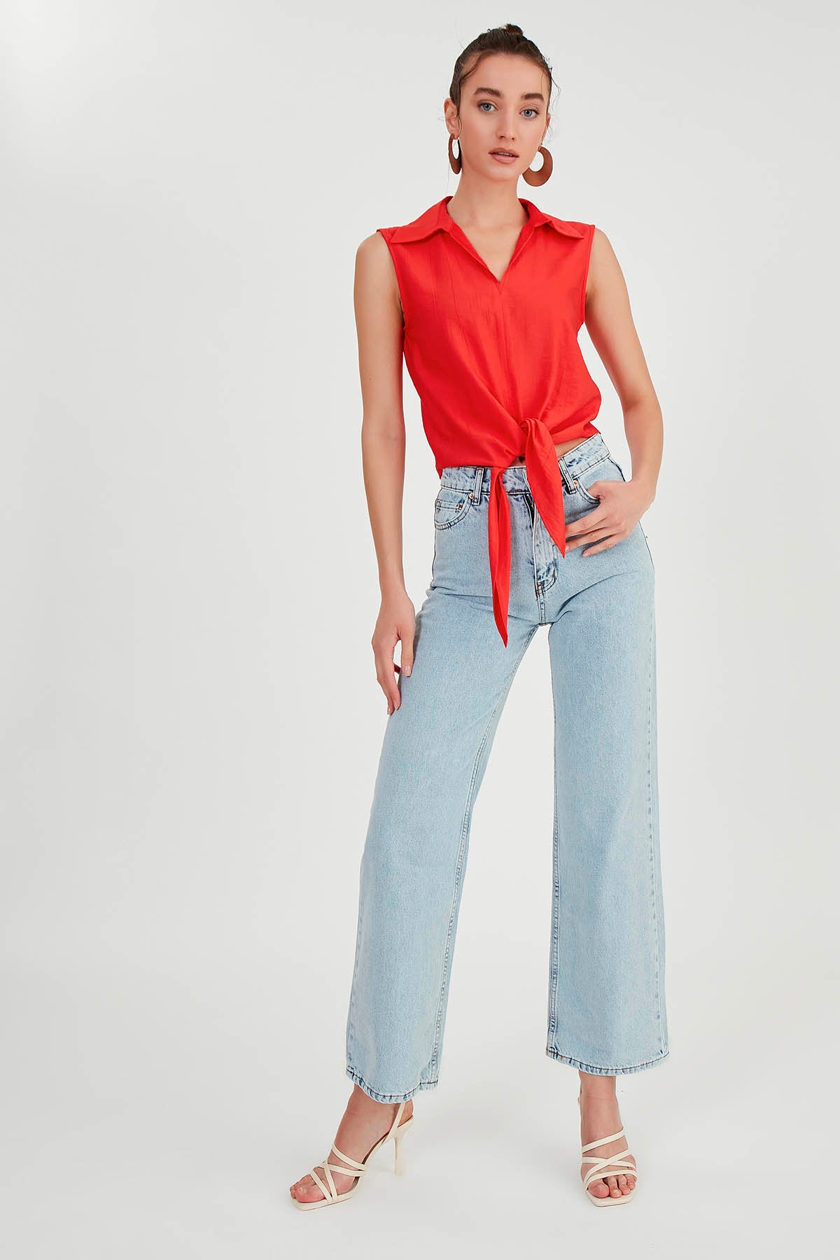 SLEEVELESS BLOUSE