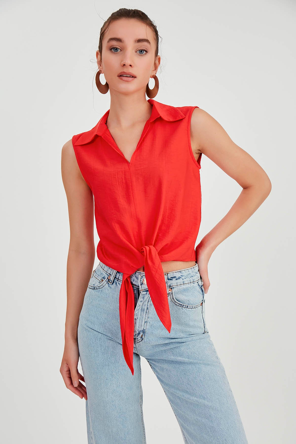SLEEVELESS BLOUSE