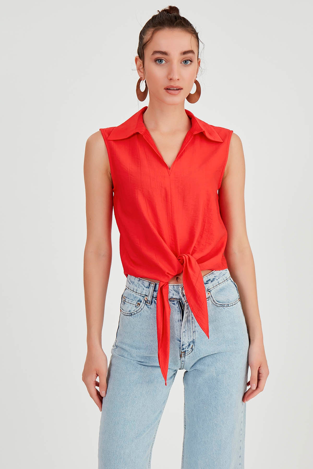 SLEEVELESS BLOUSE