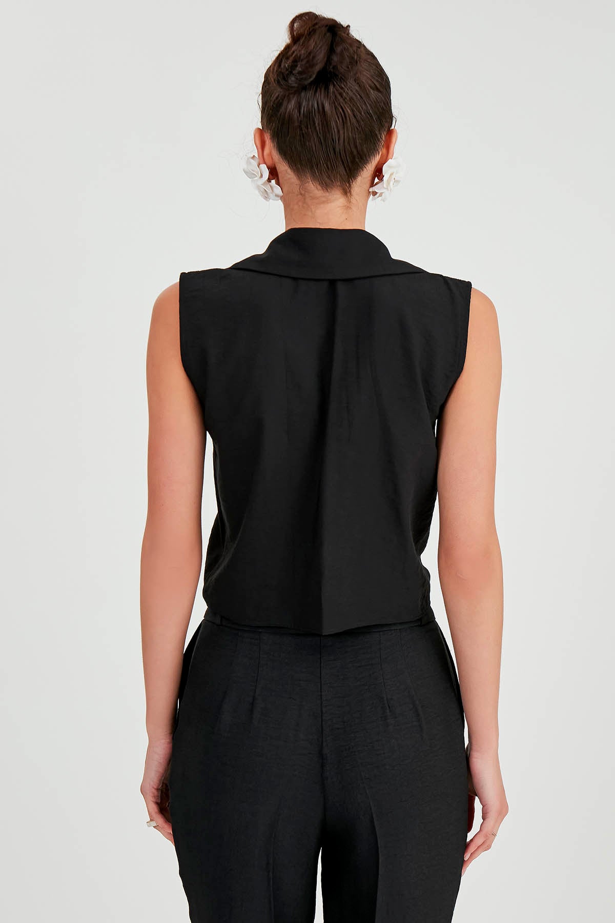 SLEEVELESS BLOUSE