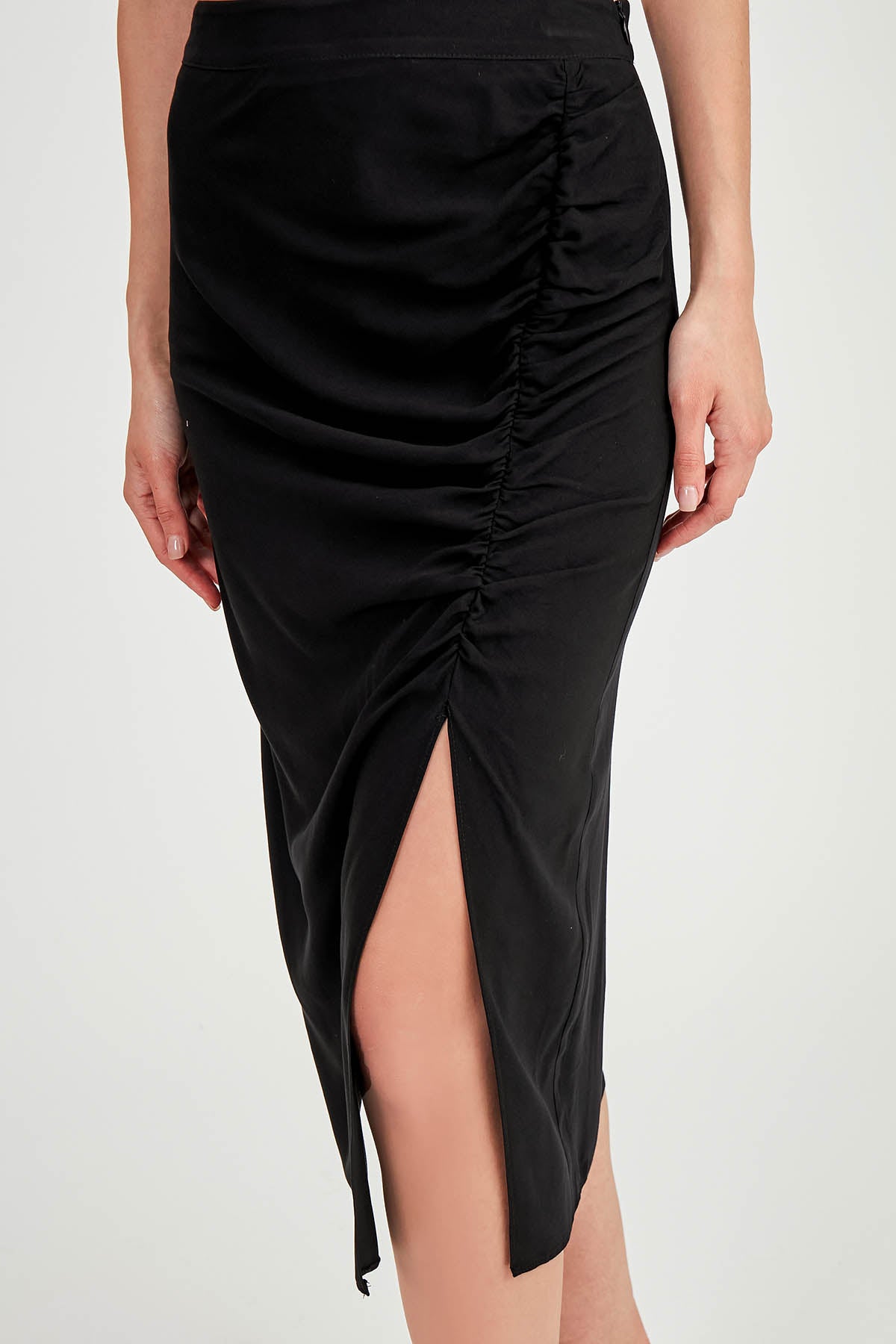 MIDI HEIGHT SKIRT WITH BENT-UP SPLIT