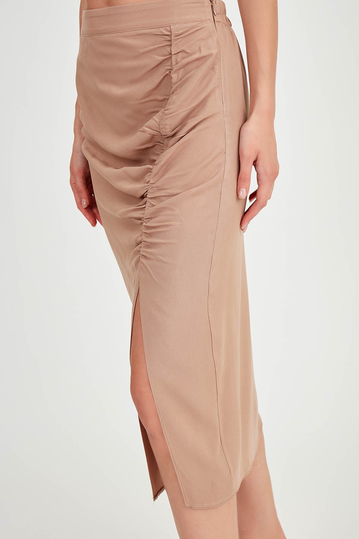 MIDI HEIGHT SKIRT WITH BENT-UP SPLIT