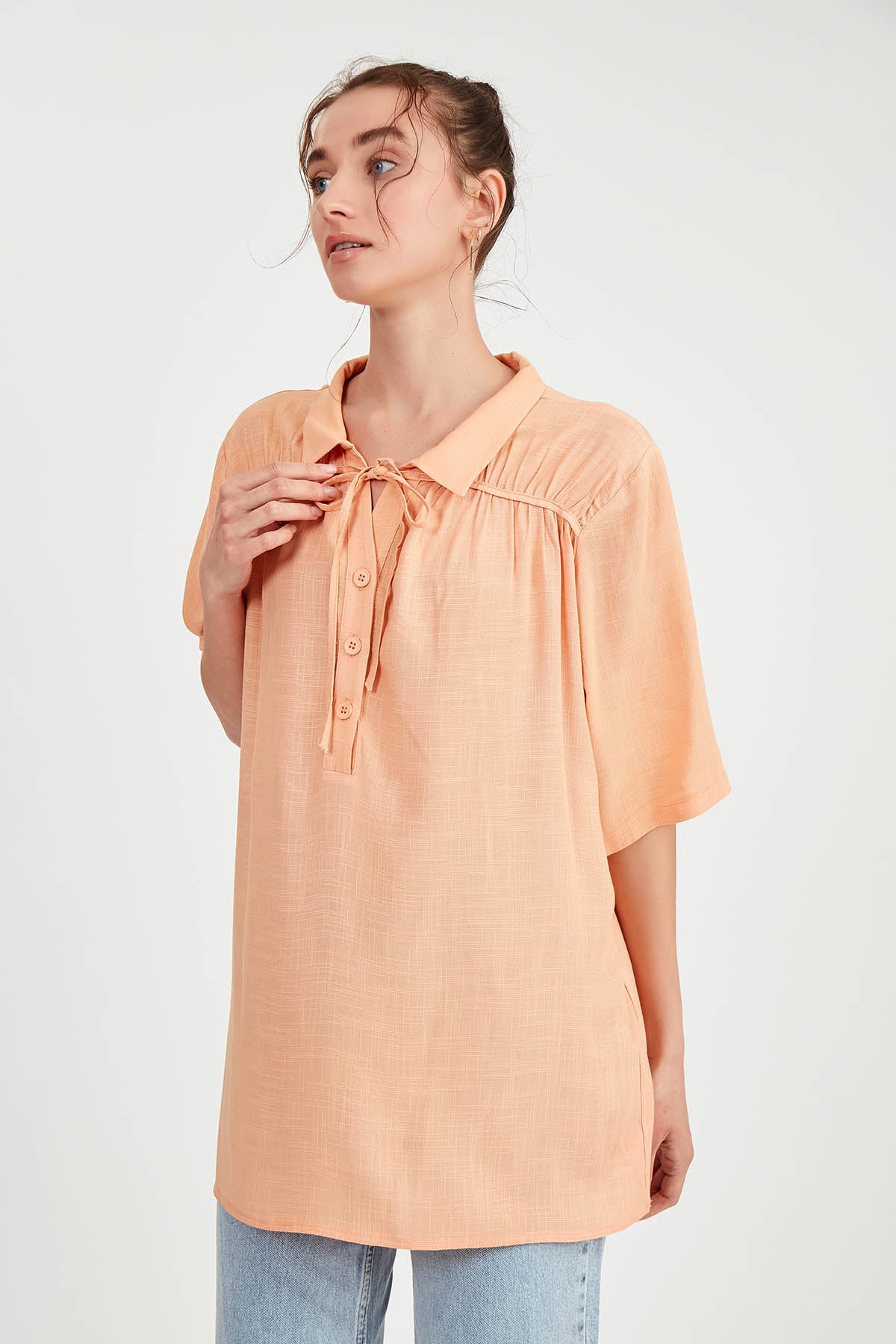 BLOUSE WITH NECK BUTTON BINDING