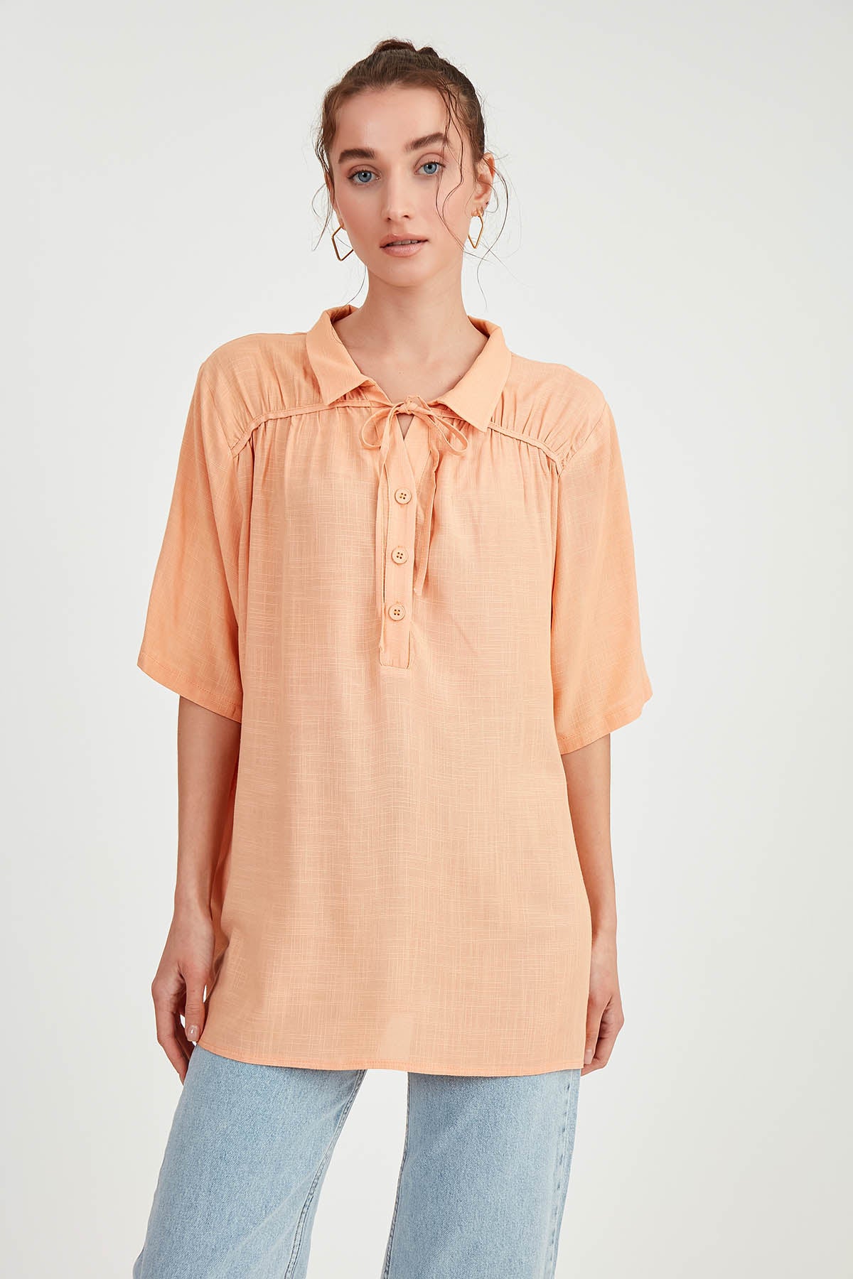 BLOUSE WITH NECK BUTTON BINDING