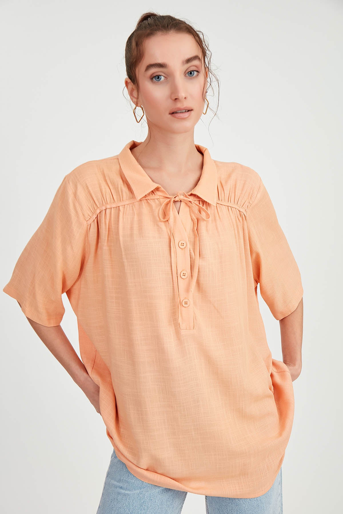 BLOUSE WITH NECK BUTTON BINDING