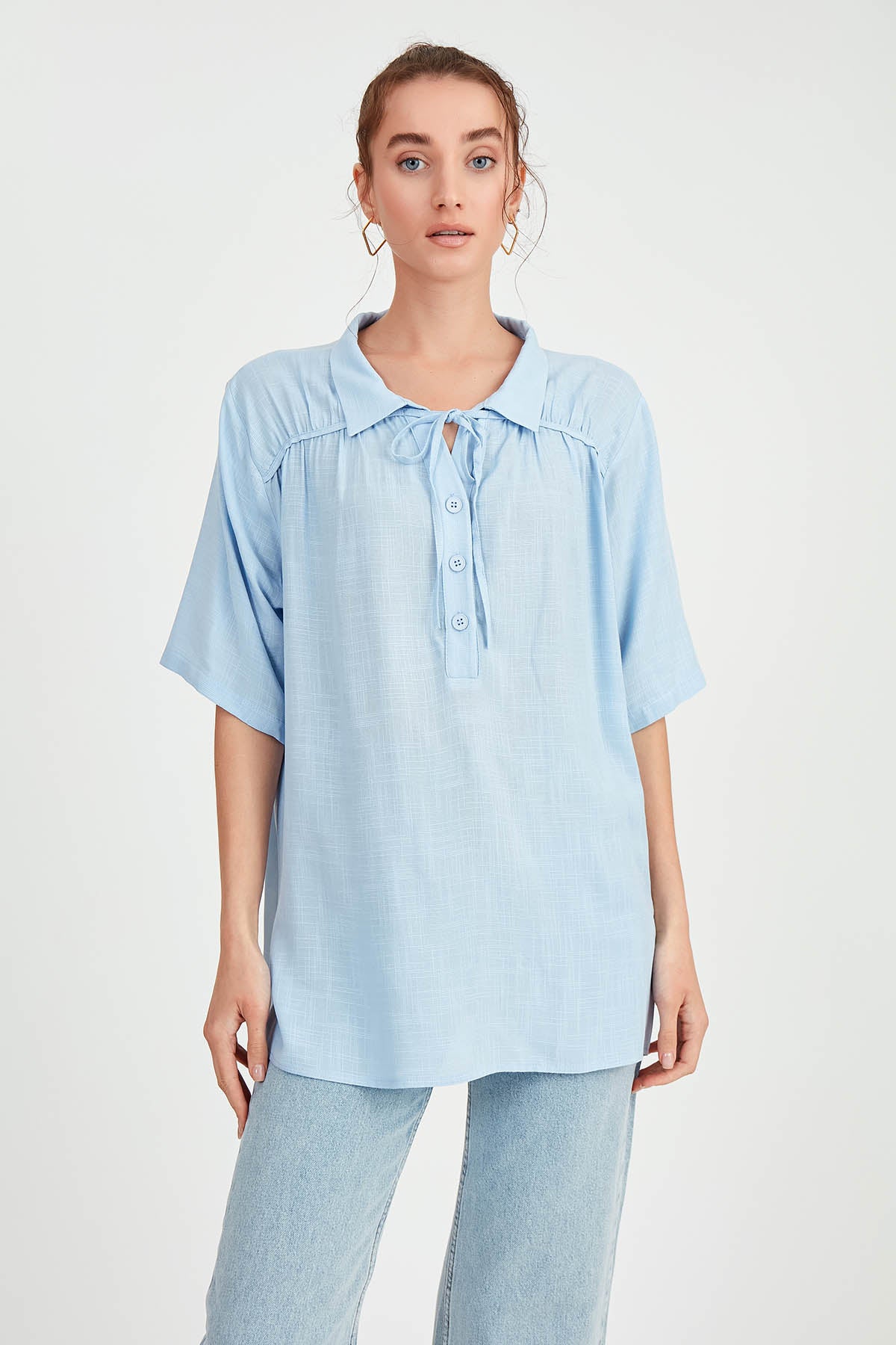 BLOUSE WITH NECK BUTTON BINDING