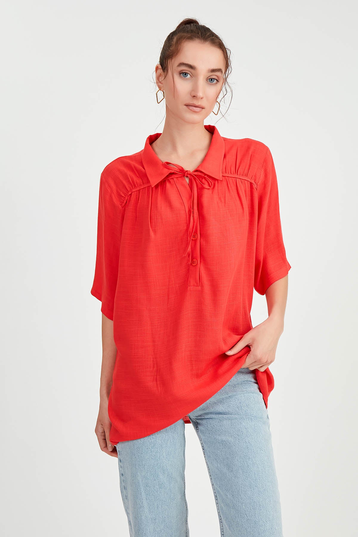 BLOUSE WITH NECK BUTTON BINDING