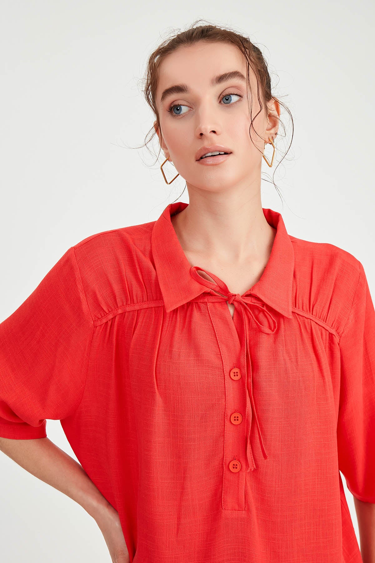 BLOUSE WITH NECK BUTTON BINDING