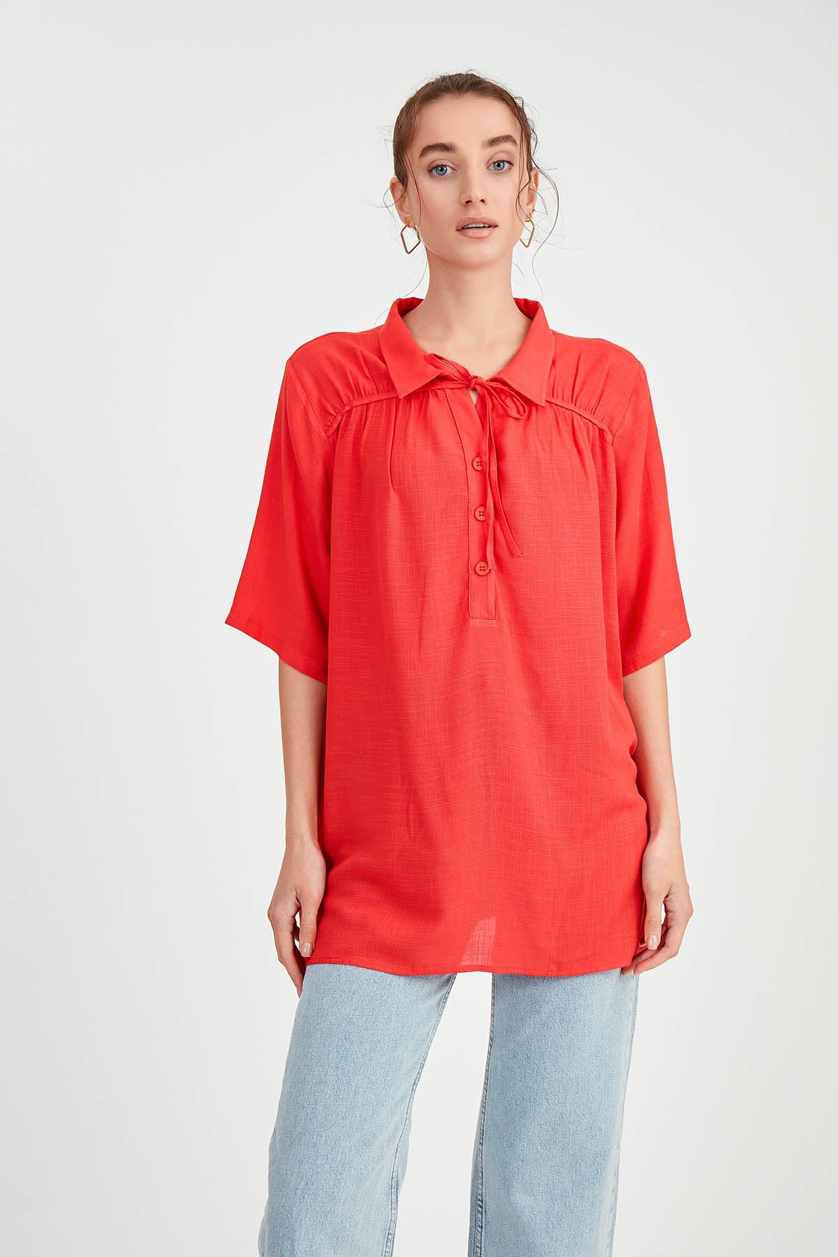 BLOUSE WITH NECK BUTTON BINDING