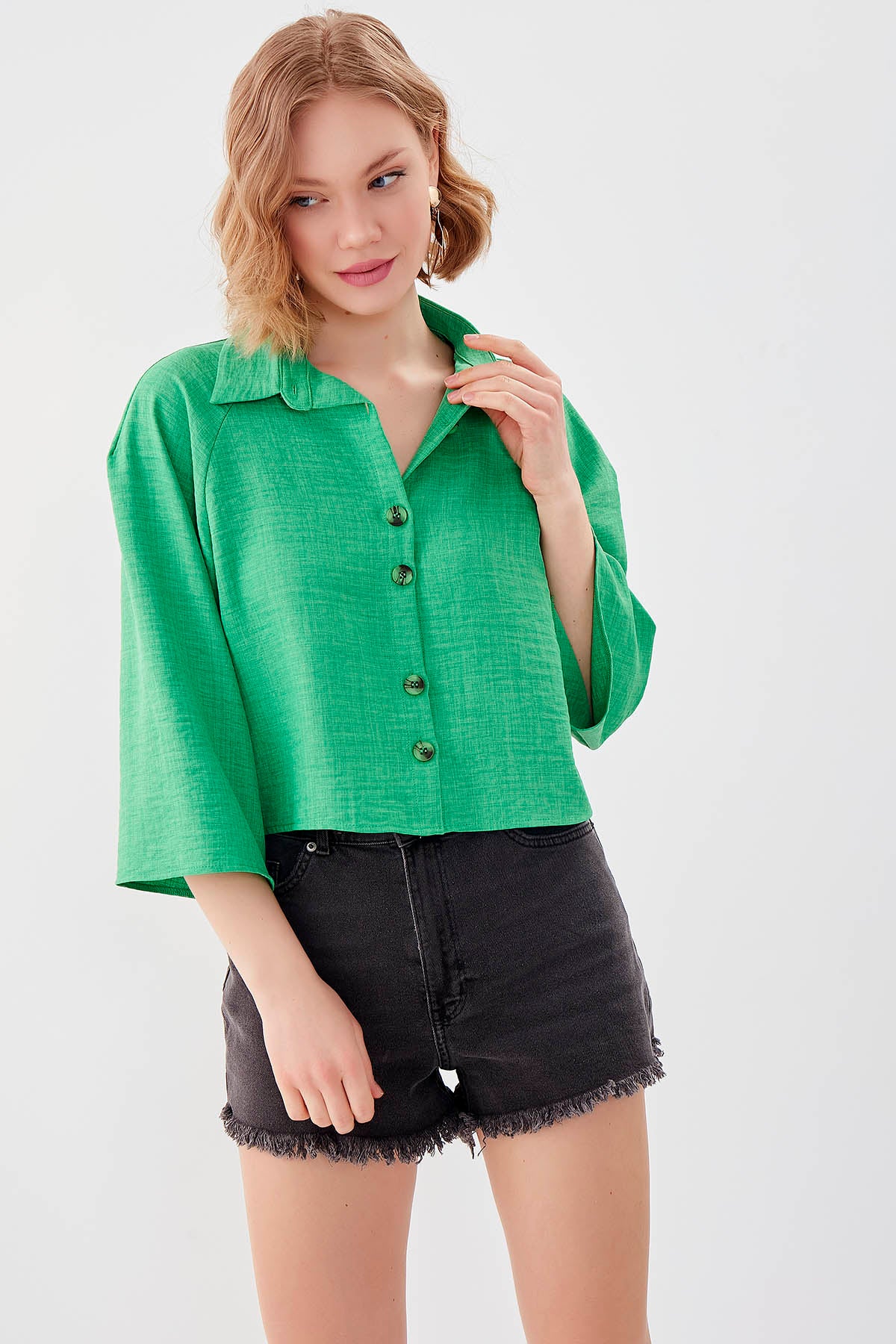 LOOSE CROP SHIRT WITH FRONT BUTTON