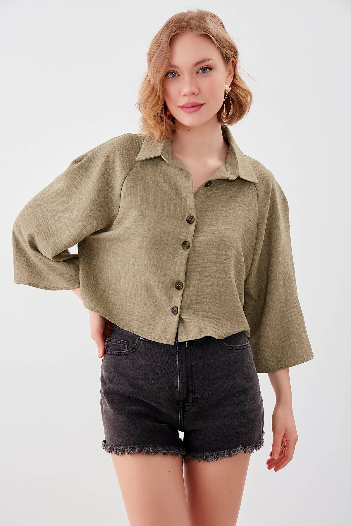 LOOSE CROP SHIRT WITH FRONT BUTTON