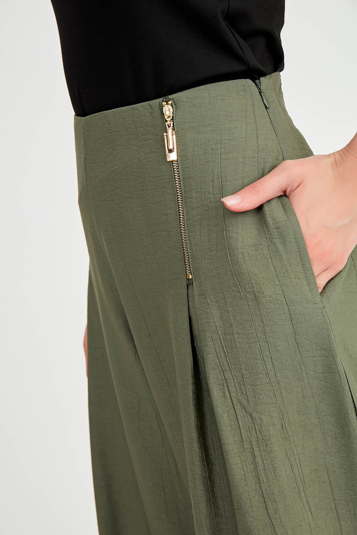 WIDE-ASPECT TROUSERS WITH ZIPPERED FRONT