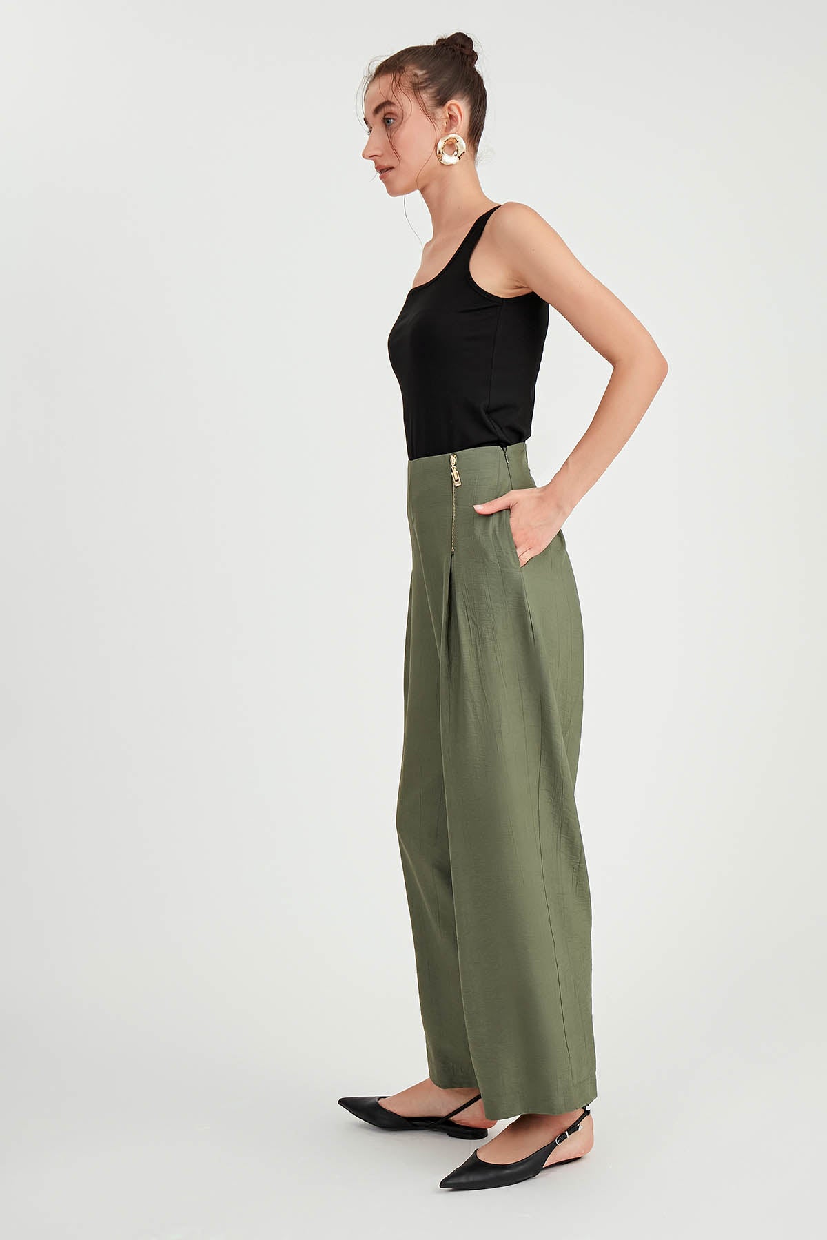 WIDE-ASPECT TROUSERS WITH ZIPPERED FRONT