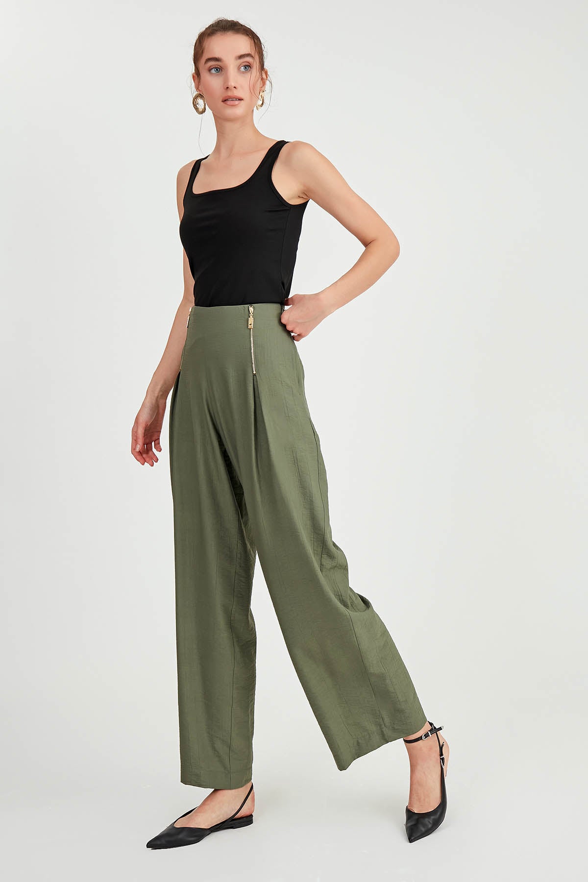 WIDE-ASPECT TROUSERS WITH ZIPPERED FRONT